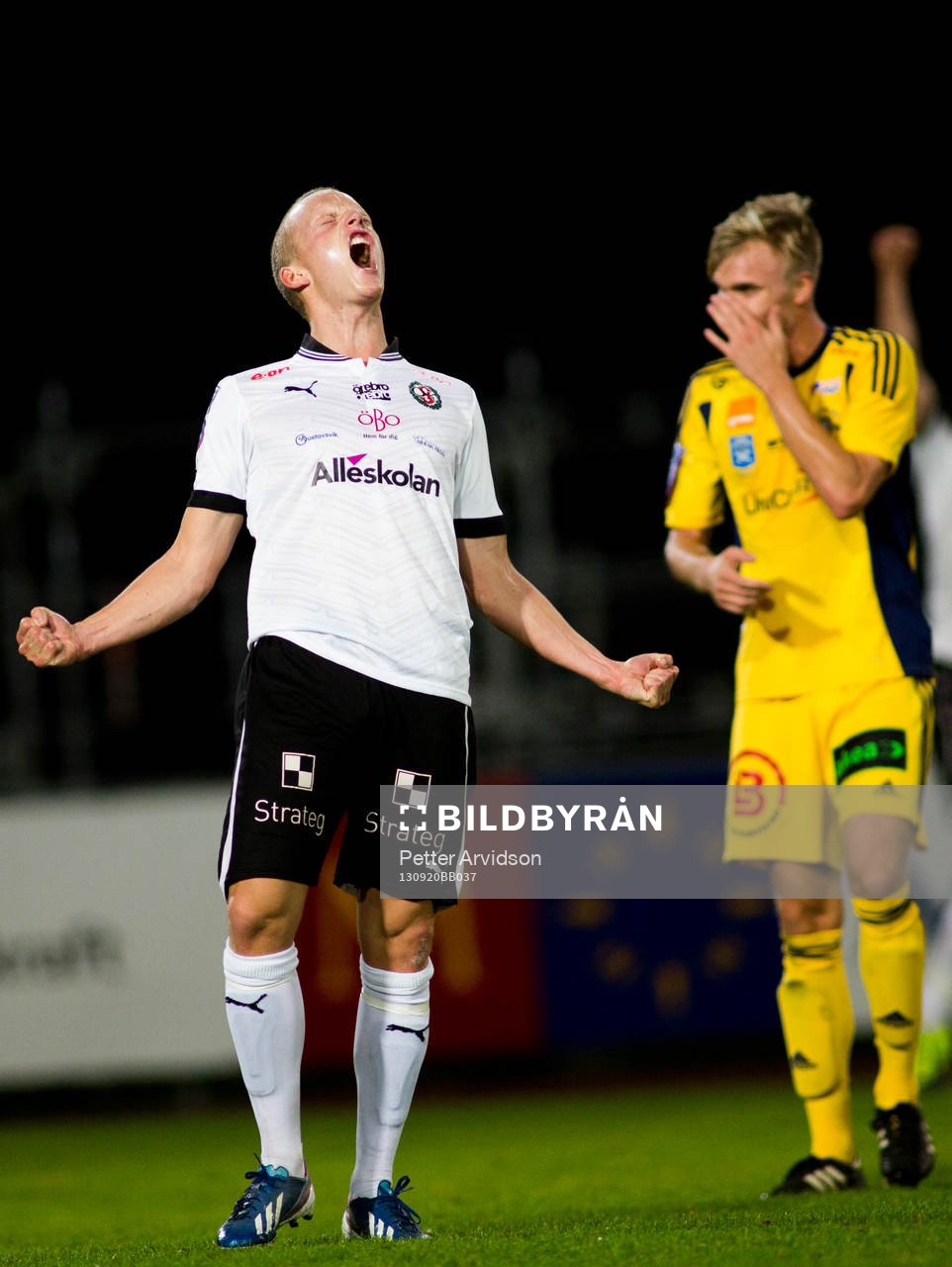 Örebros Daniel Gustavsson jublar
