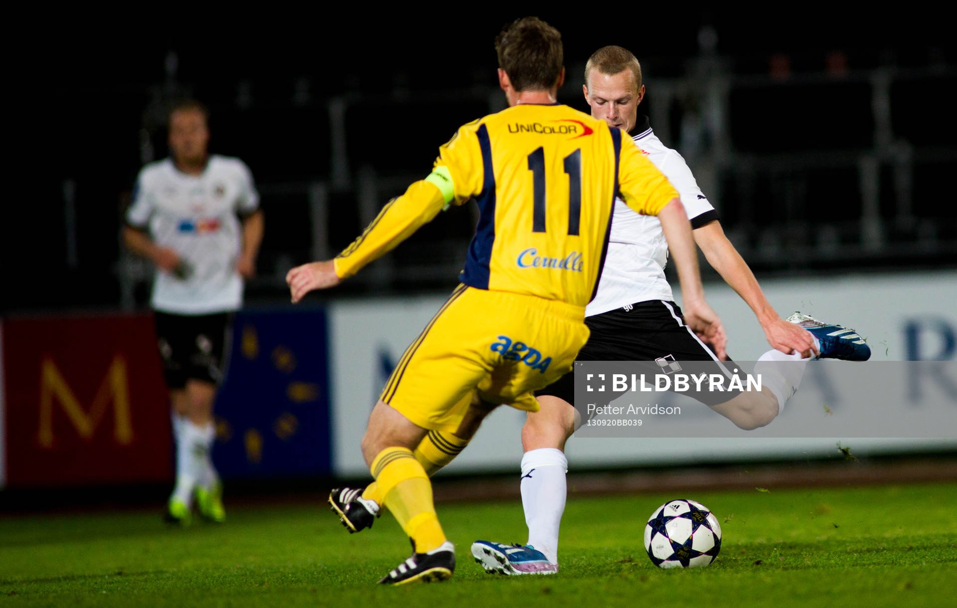Örebros Daniel Gustavsson skjuter in 0-1 och Ängelholms