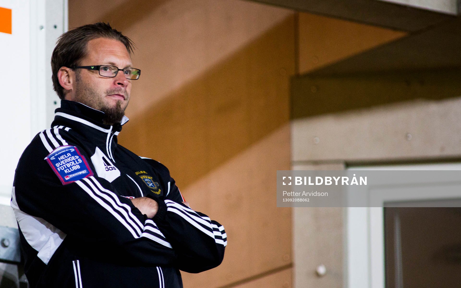 Ängelholms tränare Joakim Persson visas upp på läktaren