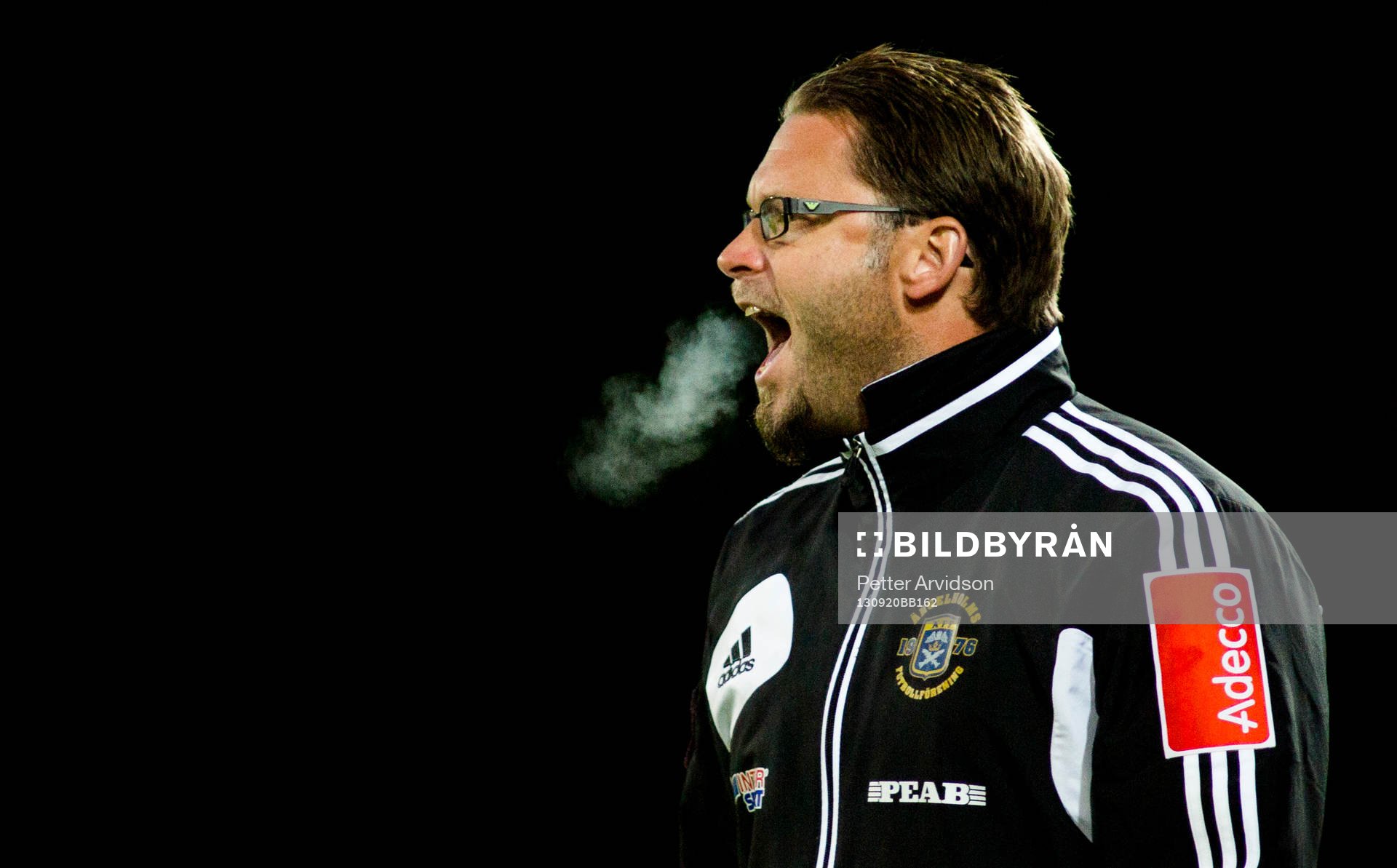 Ängelholms tränare Joakim Persson reagerar när Jesper Björkman får rött kort av domare Magnus Ahlsén