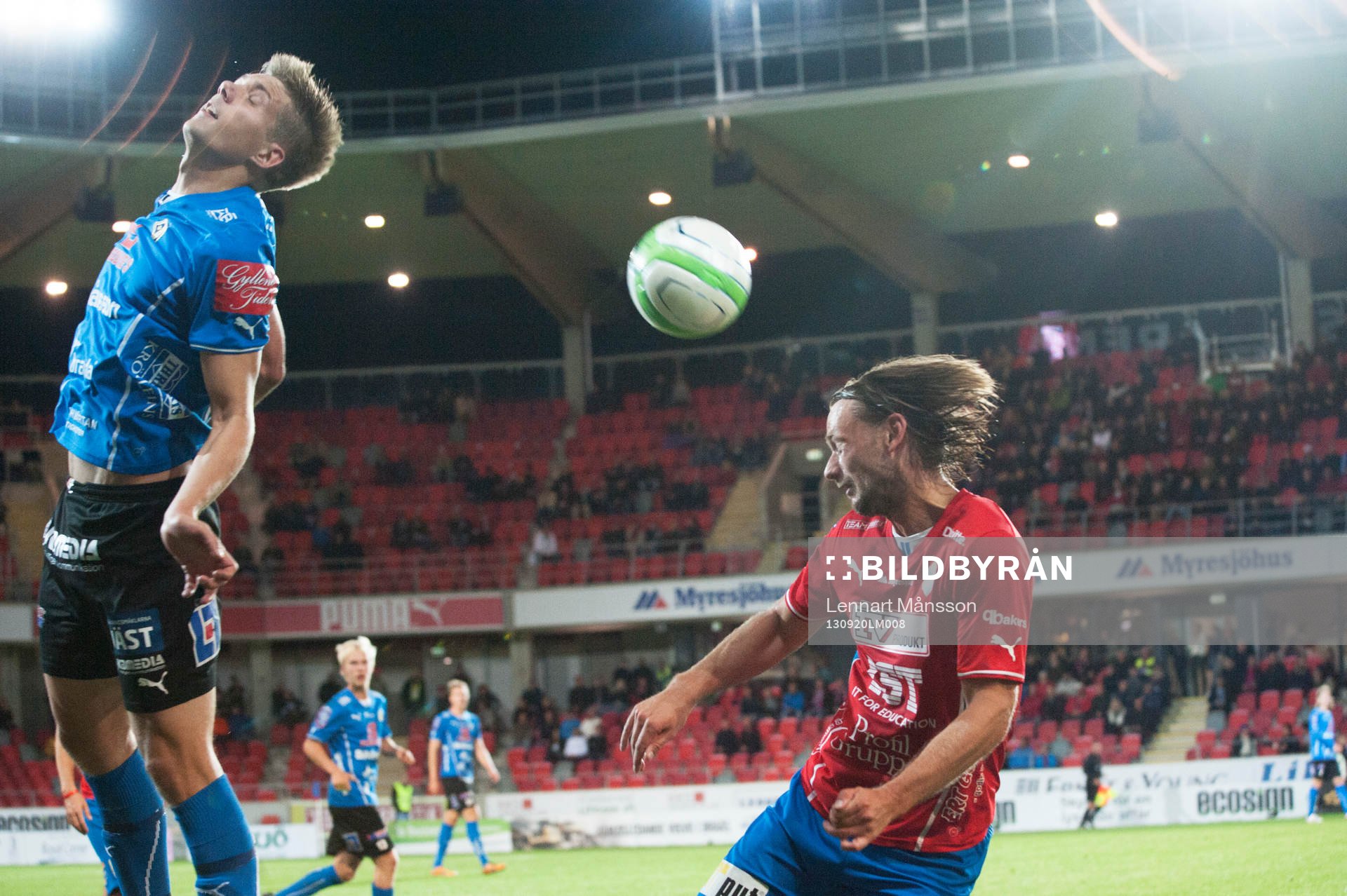 Fotboll, allsvenskan, Öster - Halmstad: Hjälten Mikael Boman, Halmstad mot Patrik Bojent, Öster i den allsvenska matchen mellan Öster och Halmstad 20 september 2013.