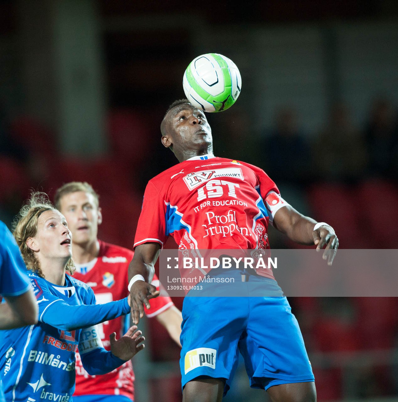 Alhaji Gero, Öster, tar ner bollen i