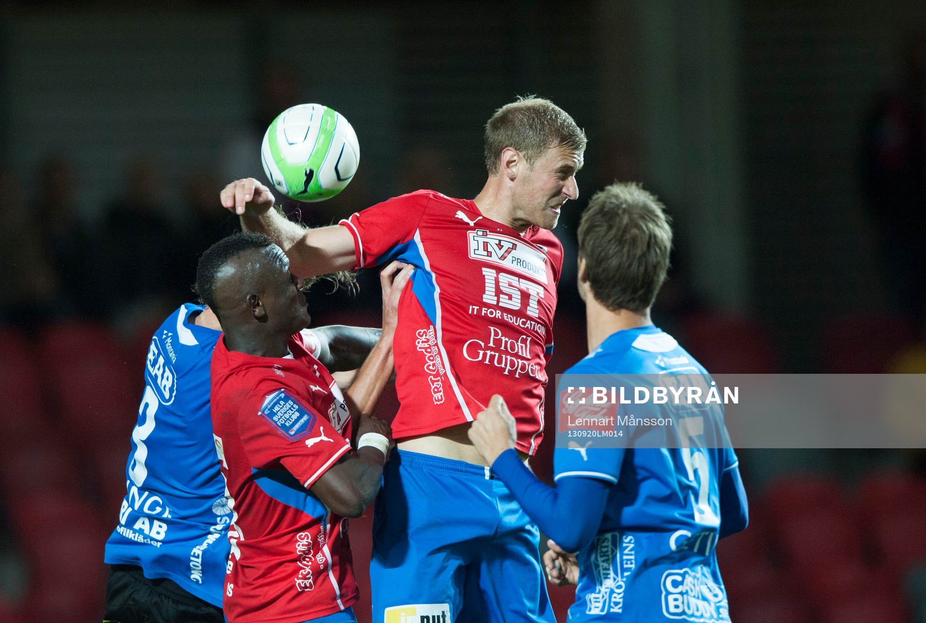Fotboll, allsvenskan, Öster - Halmstad:   Mario Vasilj, Öster, nickar i den allsvenska matchen mellan Öster och Halmstad 20 september 2013.
