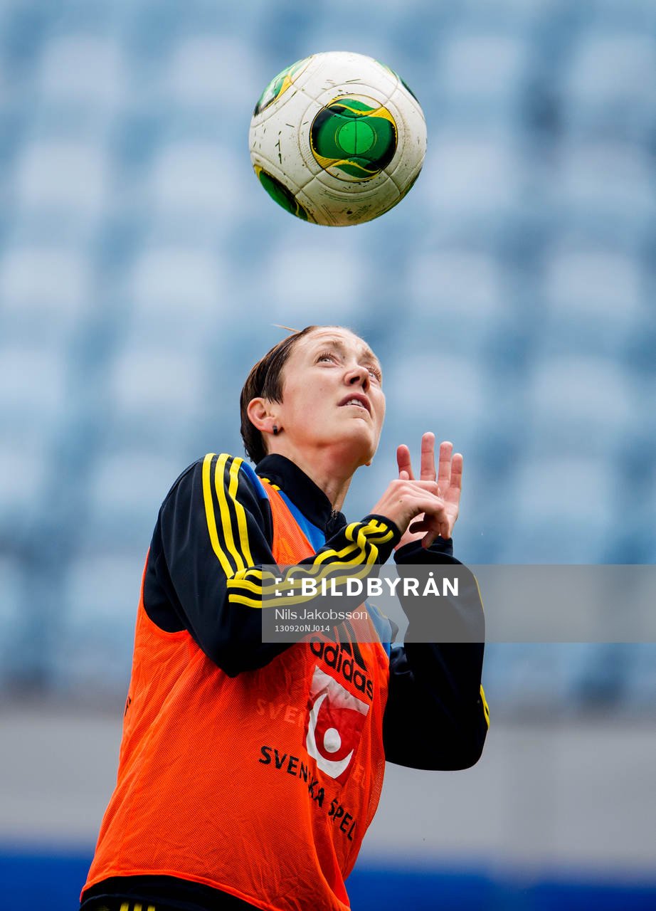 Sveriges Therese Sjögran under Sveriges träning inför VM-kvalsmatchen mot Polen den 20 september 2013 i Malmö.
