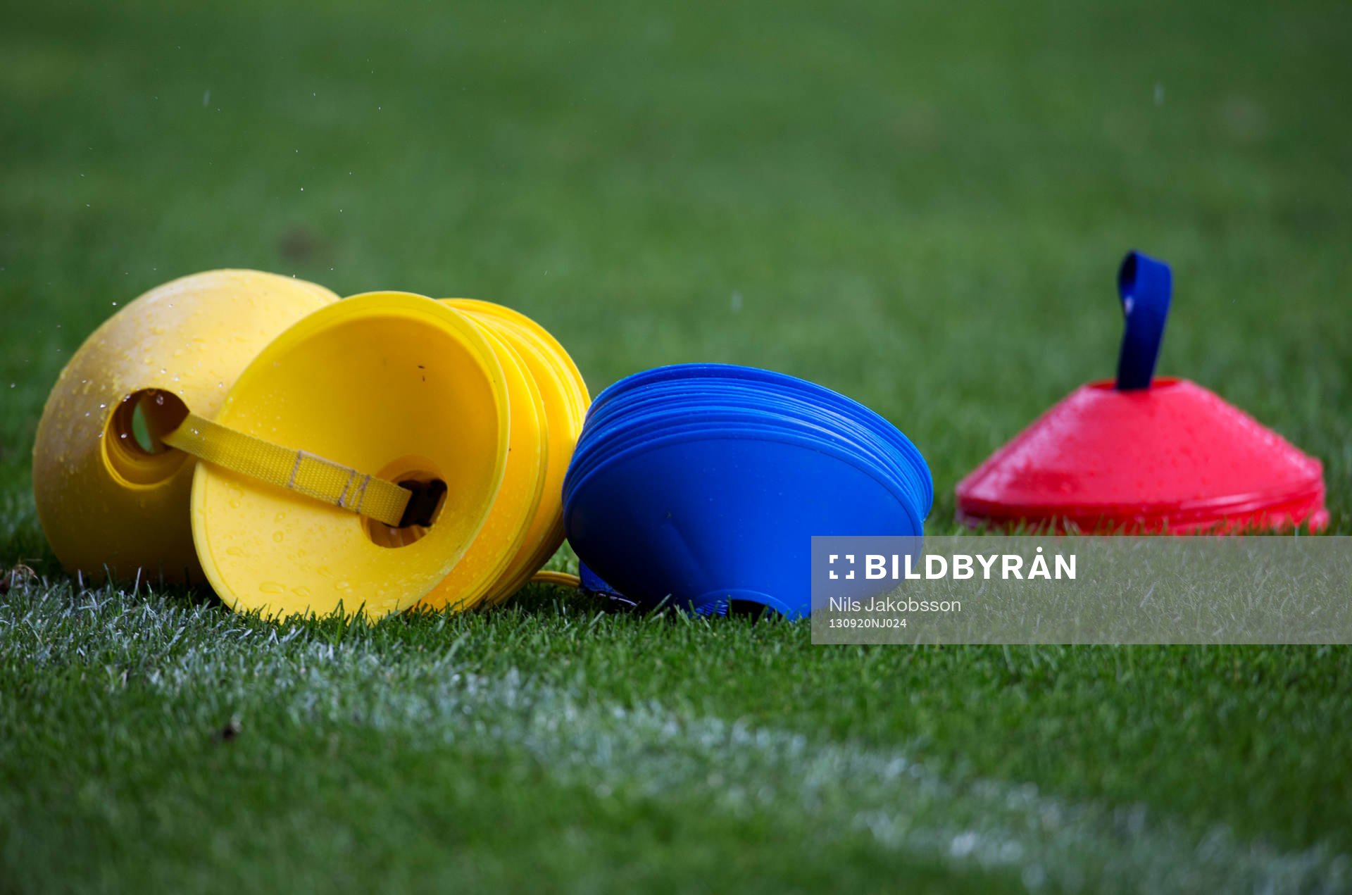 Några konor ligger utlagda på fotbollsplanen