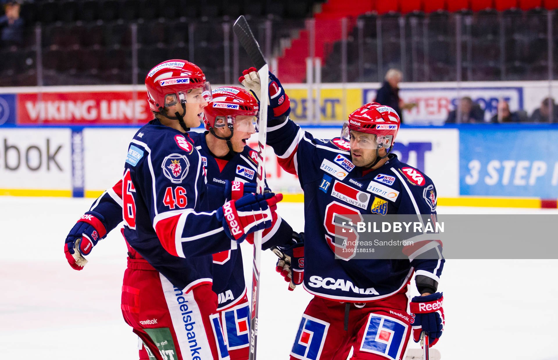 Södertäljes Aleksander Rindal gör 1-0 och gratuleras av