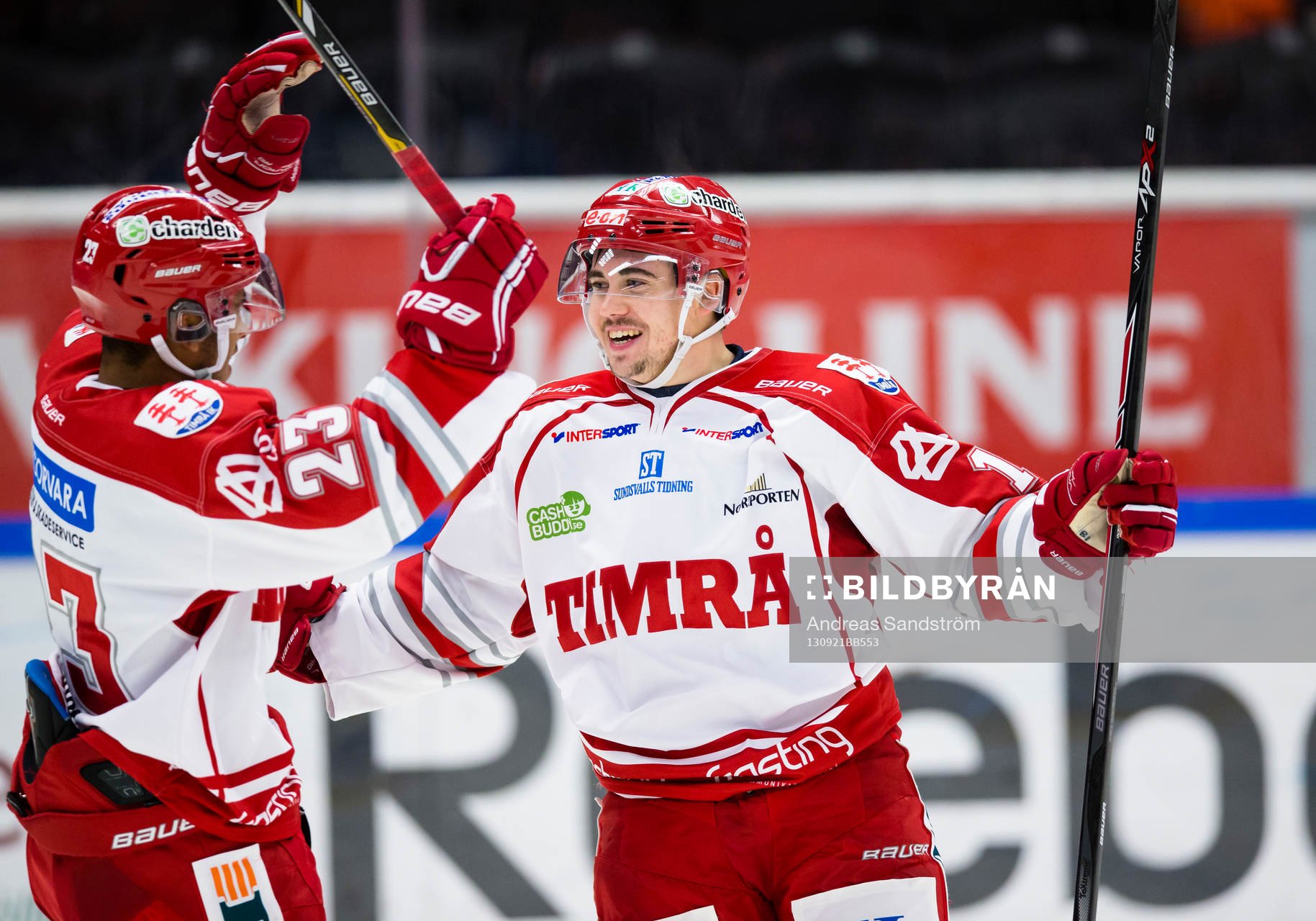 Timrås Jens Westin (h) reducerar till 2-1 och gratuleras