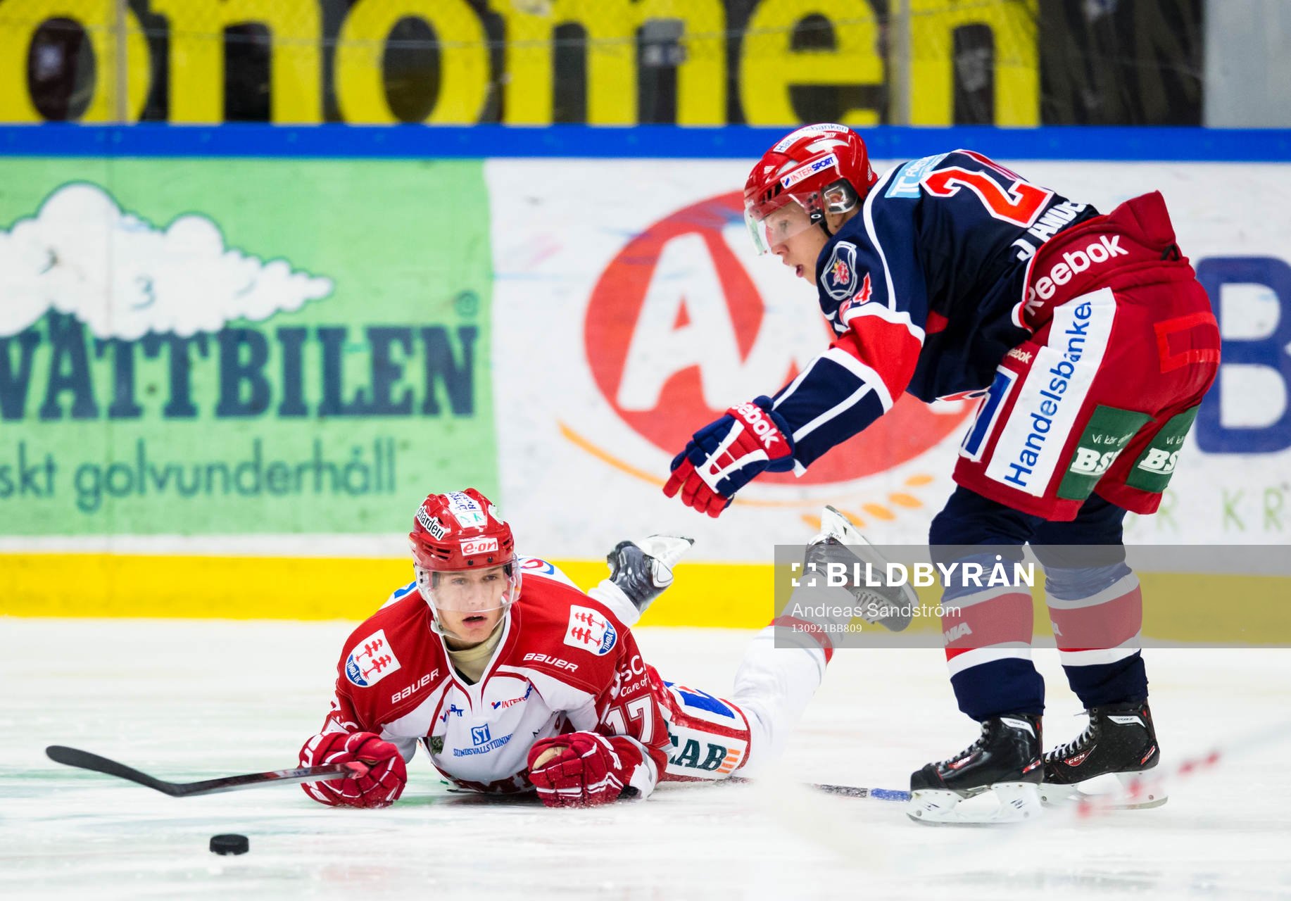 Södertäljes Johan Andersson tar ner Timrås Anton Wedin