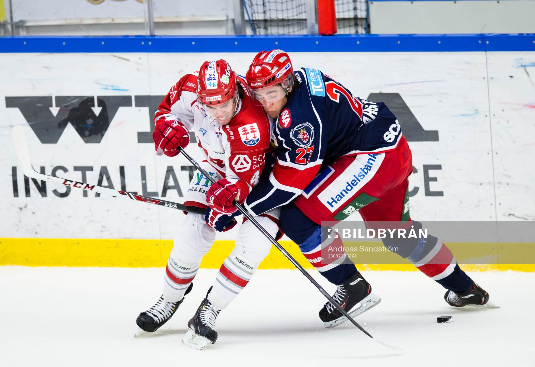 Södertäljes Jacob Dahlström i kamp om pucken med Timrås