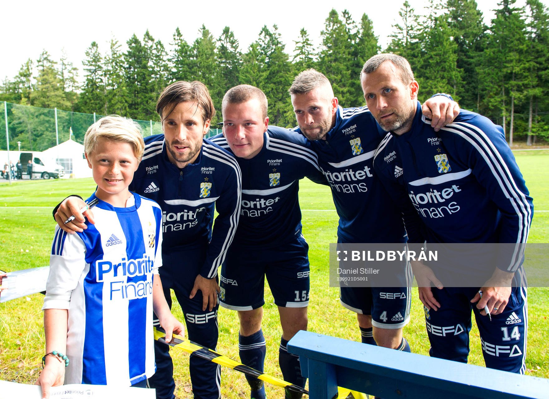 Supporter tar bild med Mattias Bjärsmyr, Jakob Johansson,