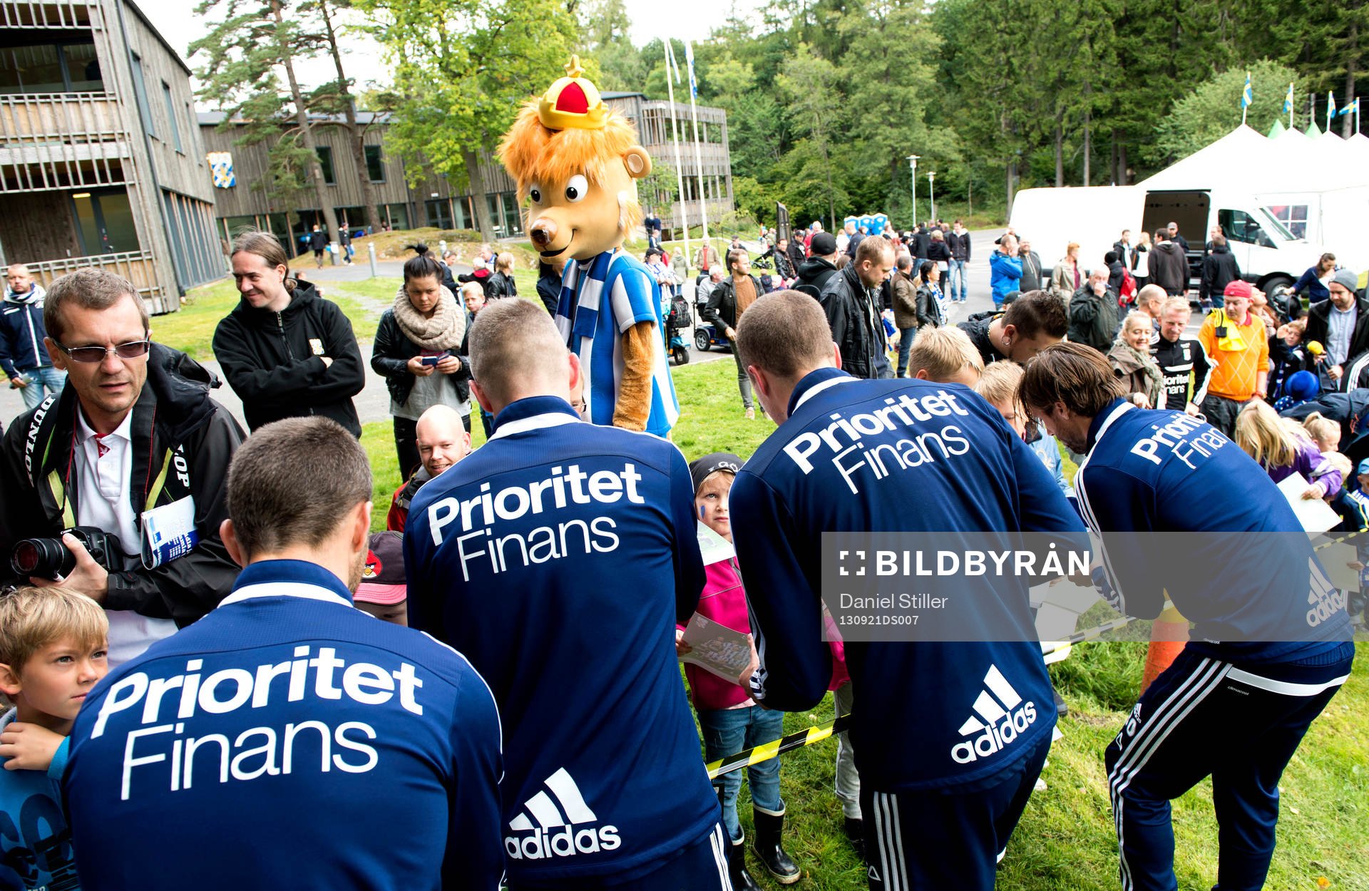 Spelare skriver autografer