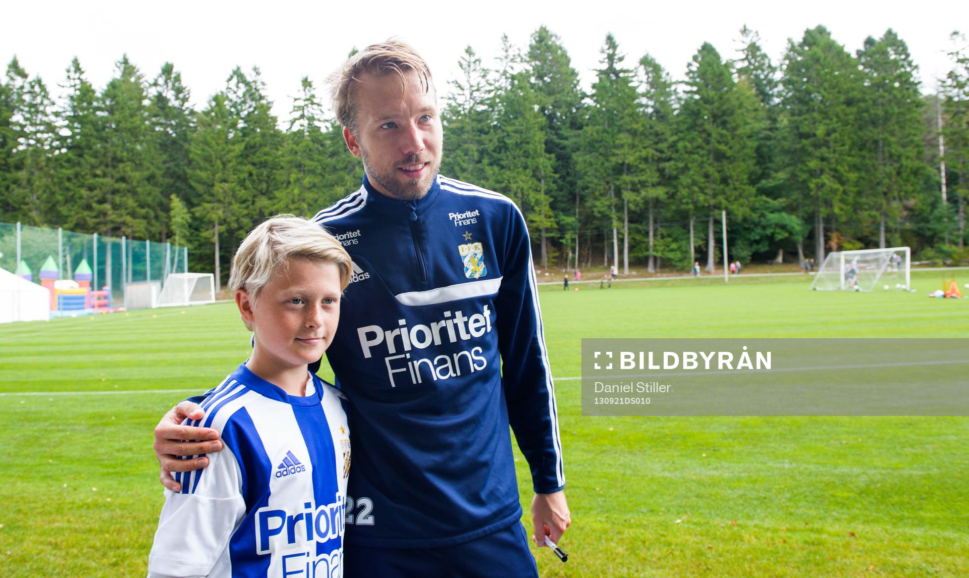 Adam Johansson poserar med supporter