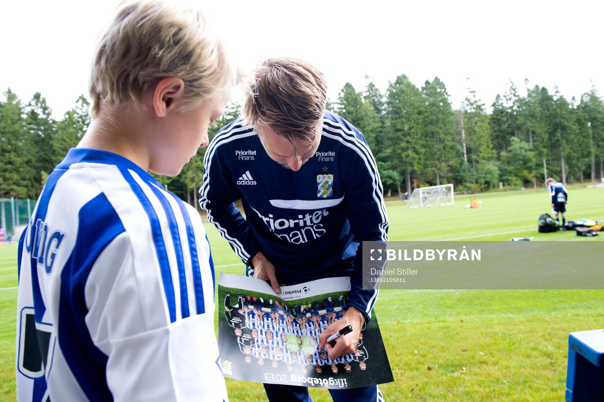 Adam Johansson skriver autografer