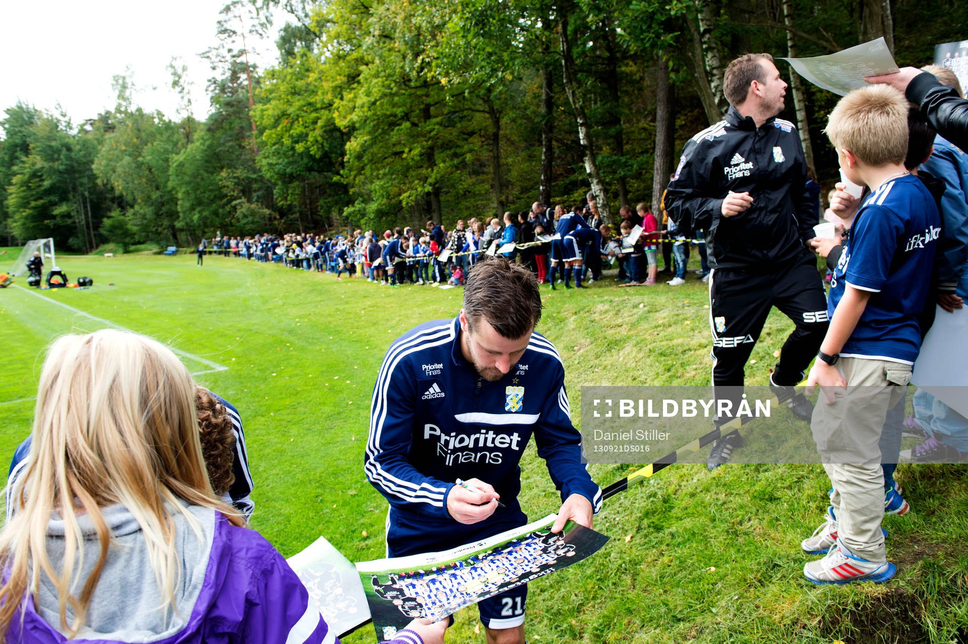 Pontus Farnerud skriver autografer åt supportrar