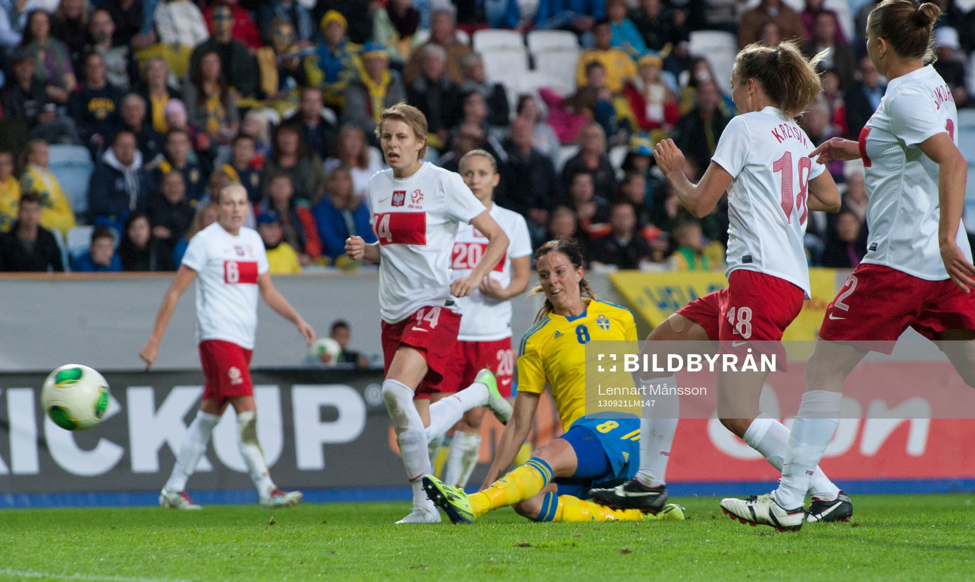 2-0, Lotta Schelin, omgiven av idel polskor