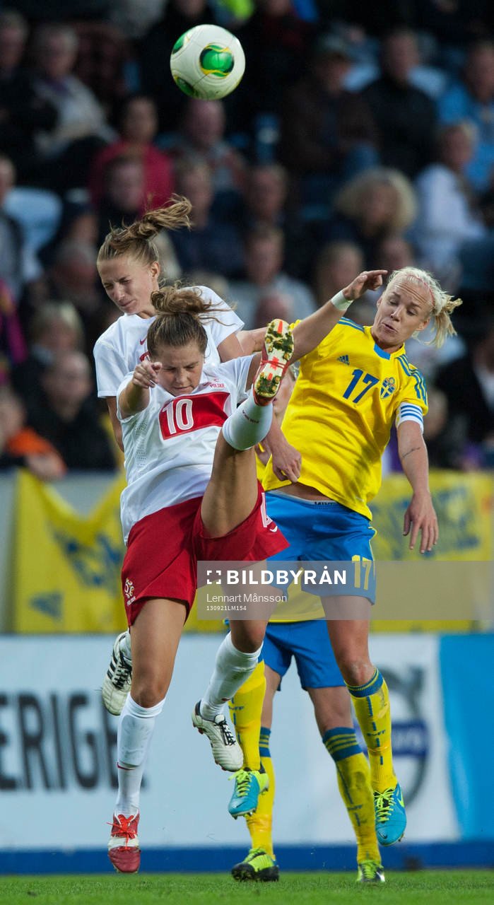Fotboll, VM-kval, dam, Sverige - Polen: Caroline Seger, Sverige och Evelyn Nicinski, Polen