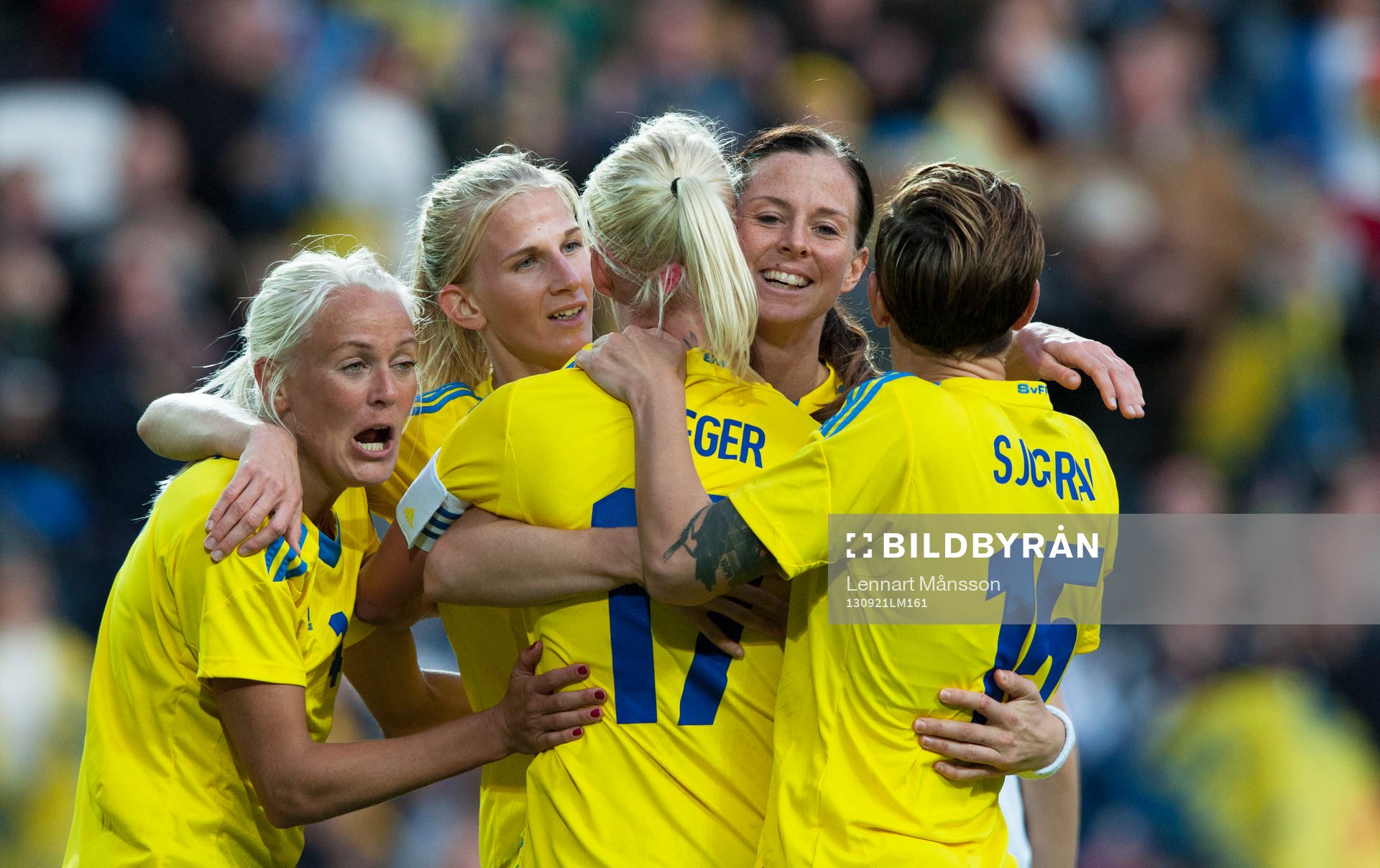 1-0 Caroline Seger, Sverige, och hela laget jublar