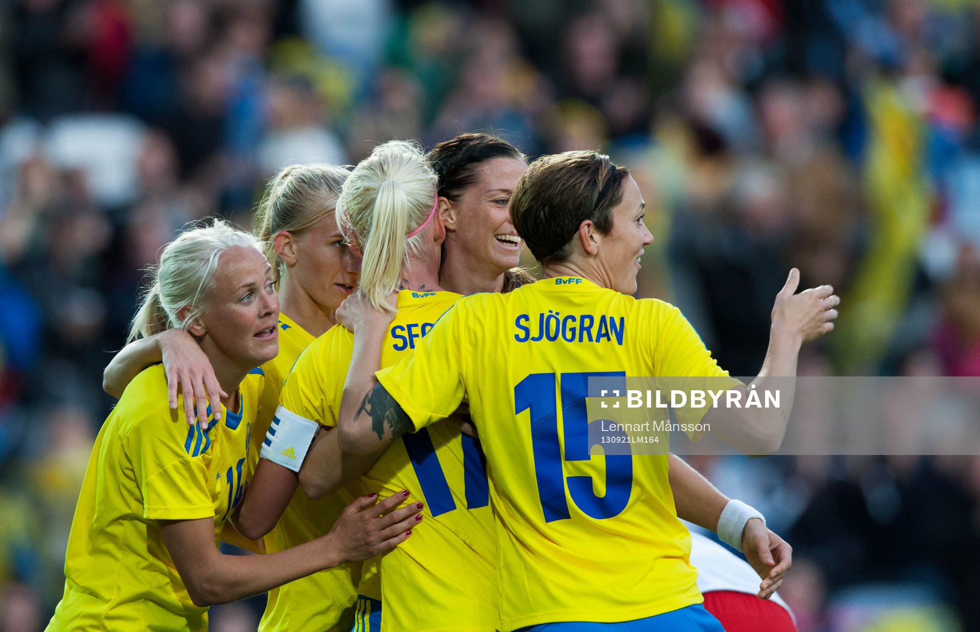 1-0 Caroline Seger, Sverige, och hela laget jublar