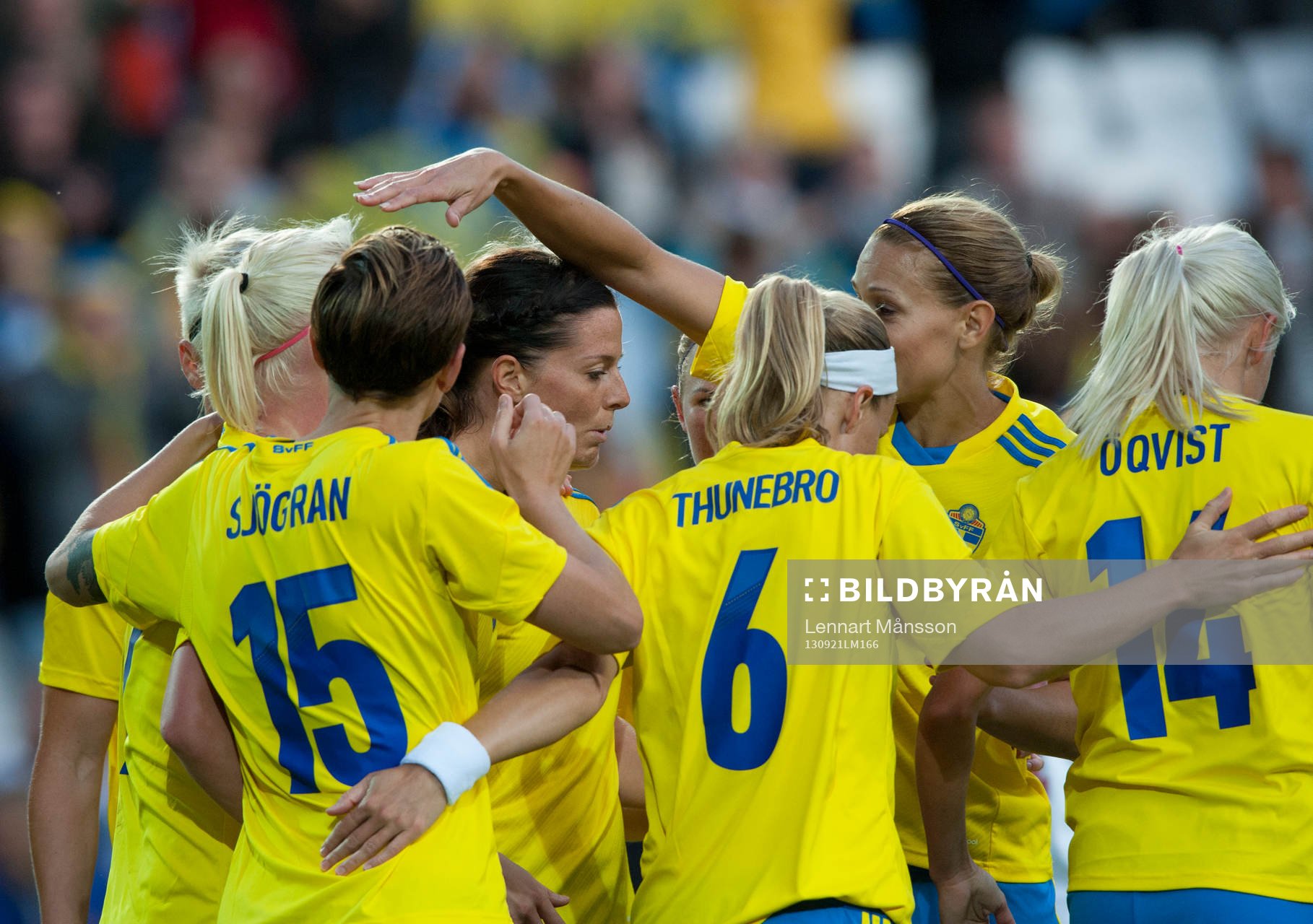 Fotboll, VM-kval, dam, Sverige - Polen: 1-0 Caroline Seger, Sverige, och hela laget jublar