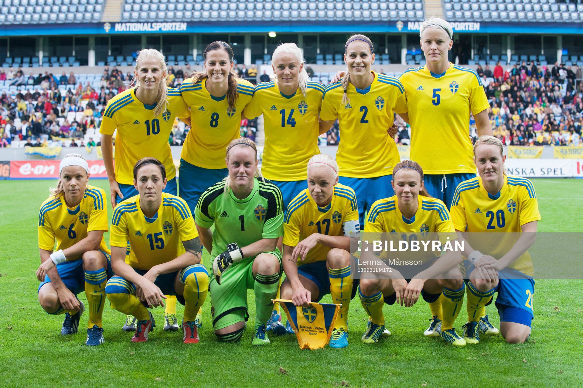 Bakre raden fr.v.: Sofia Jakobsson, Lotta Schelin, Josefine