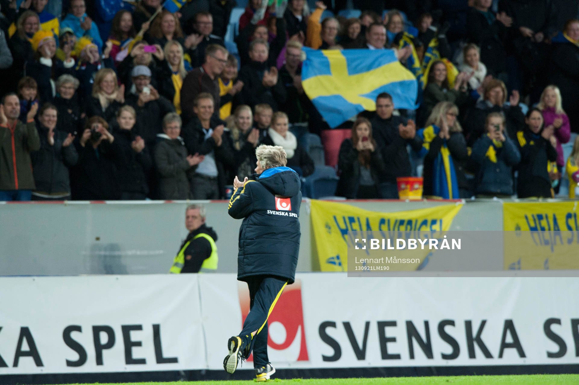 Pia Sundhage, förbundskaptenen, springer ärevarv