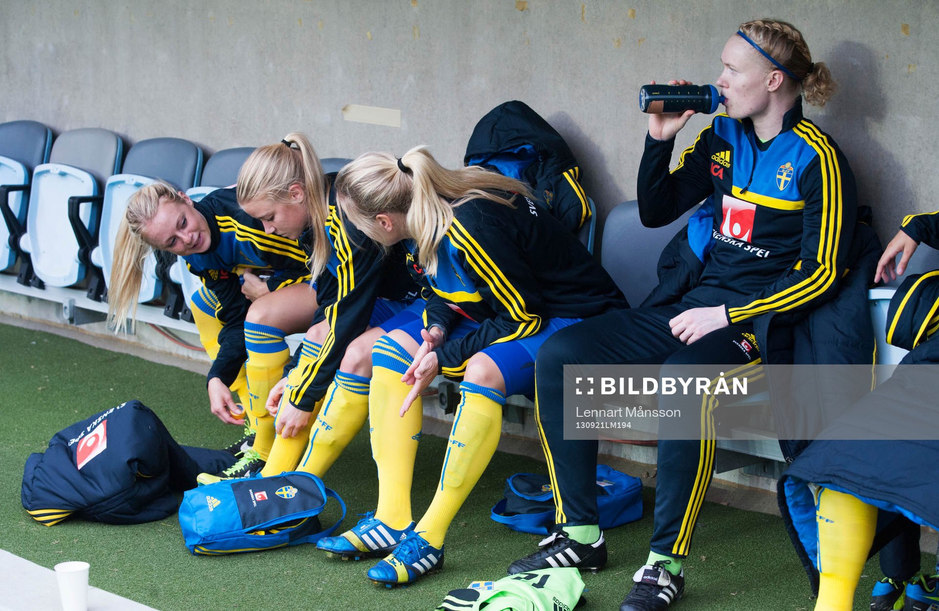 Avbytarbänken, tjejerna förbereder sig