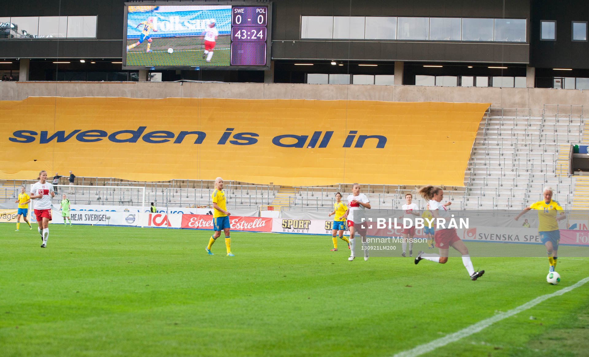 Fotboll, VM-kval, dam, Sverige - Polen: Sweden is all in, läktare, storbilds-TV