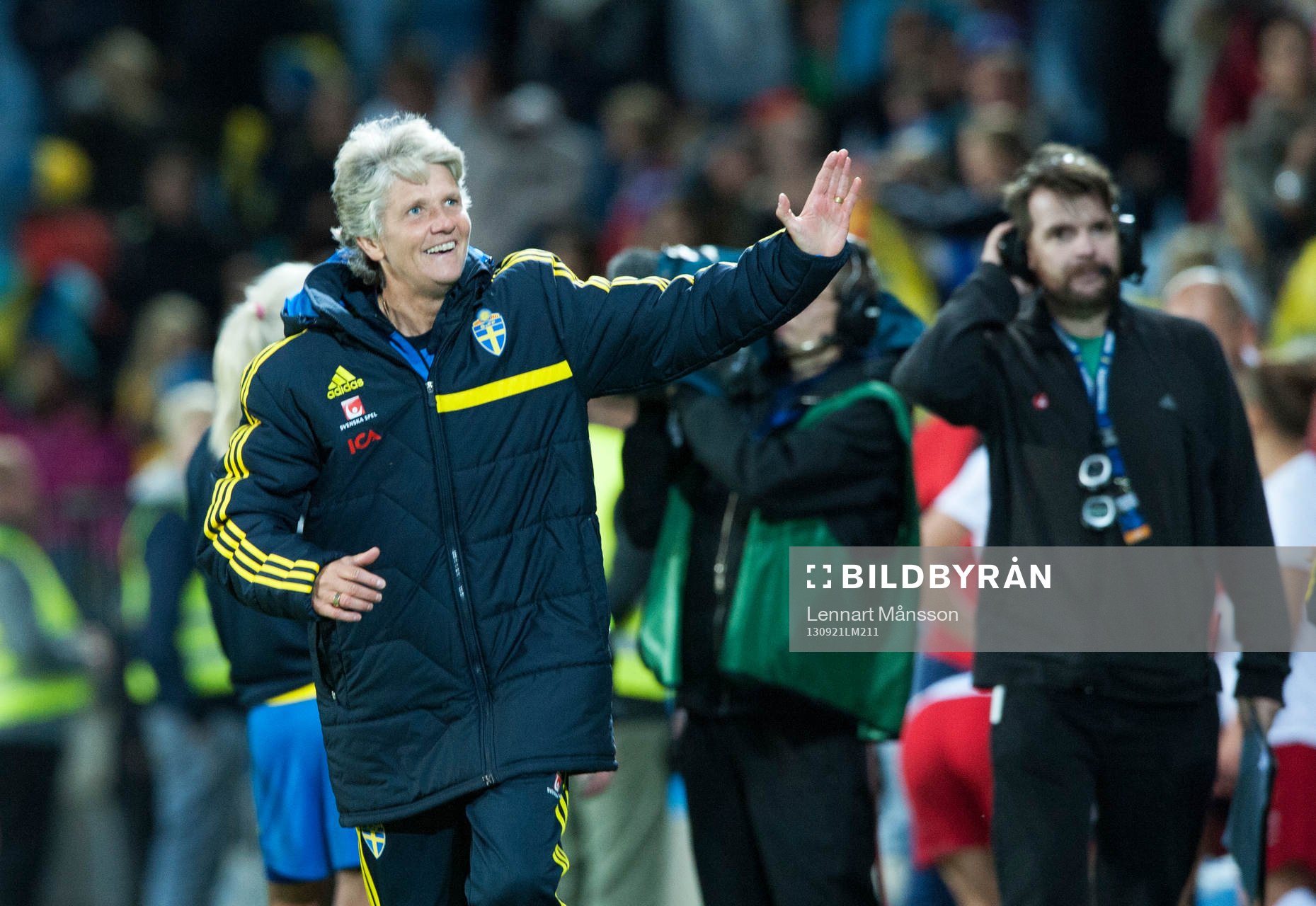 Pia Sundhage, förbundskaptenen, springer ärevarv
