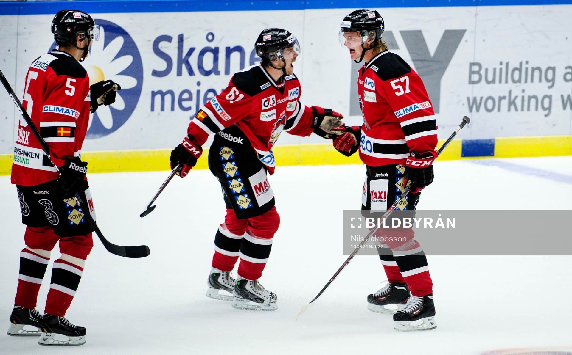 Malmö Redhawks Calle Andersson har gjort 2-0 och jublar