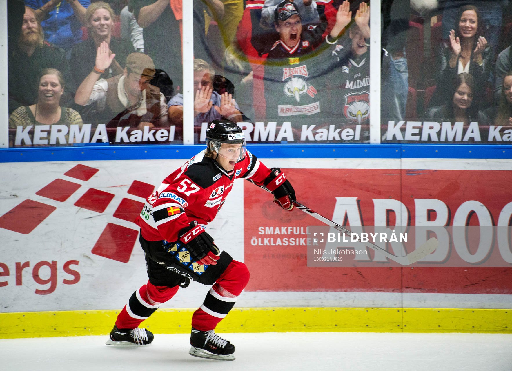 Malmö Redhawks Calle Andersson och publiken jublar