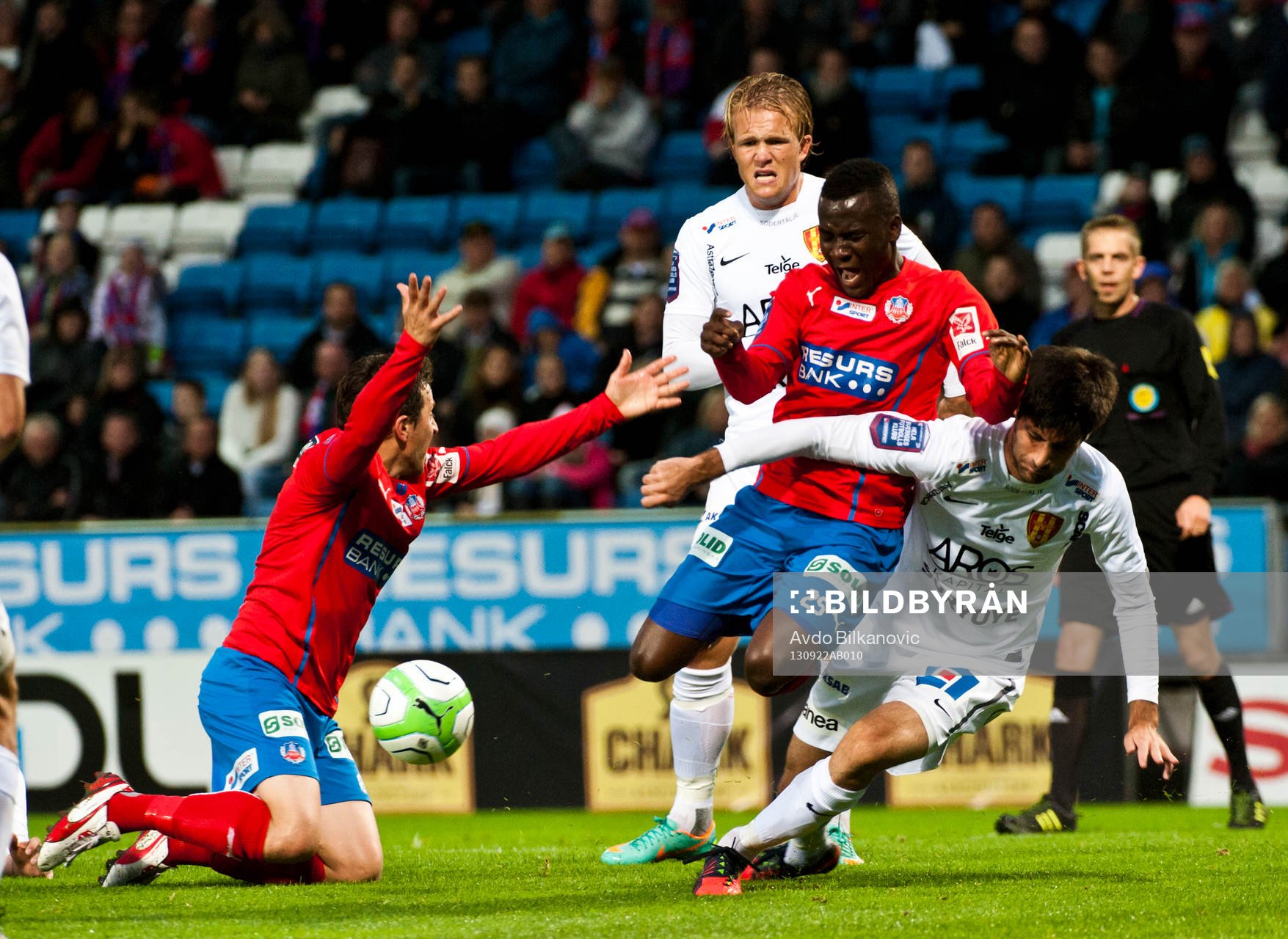 Helsingborgs David Accam fälls i straffområdet