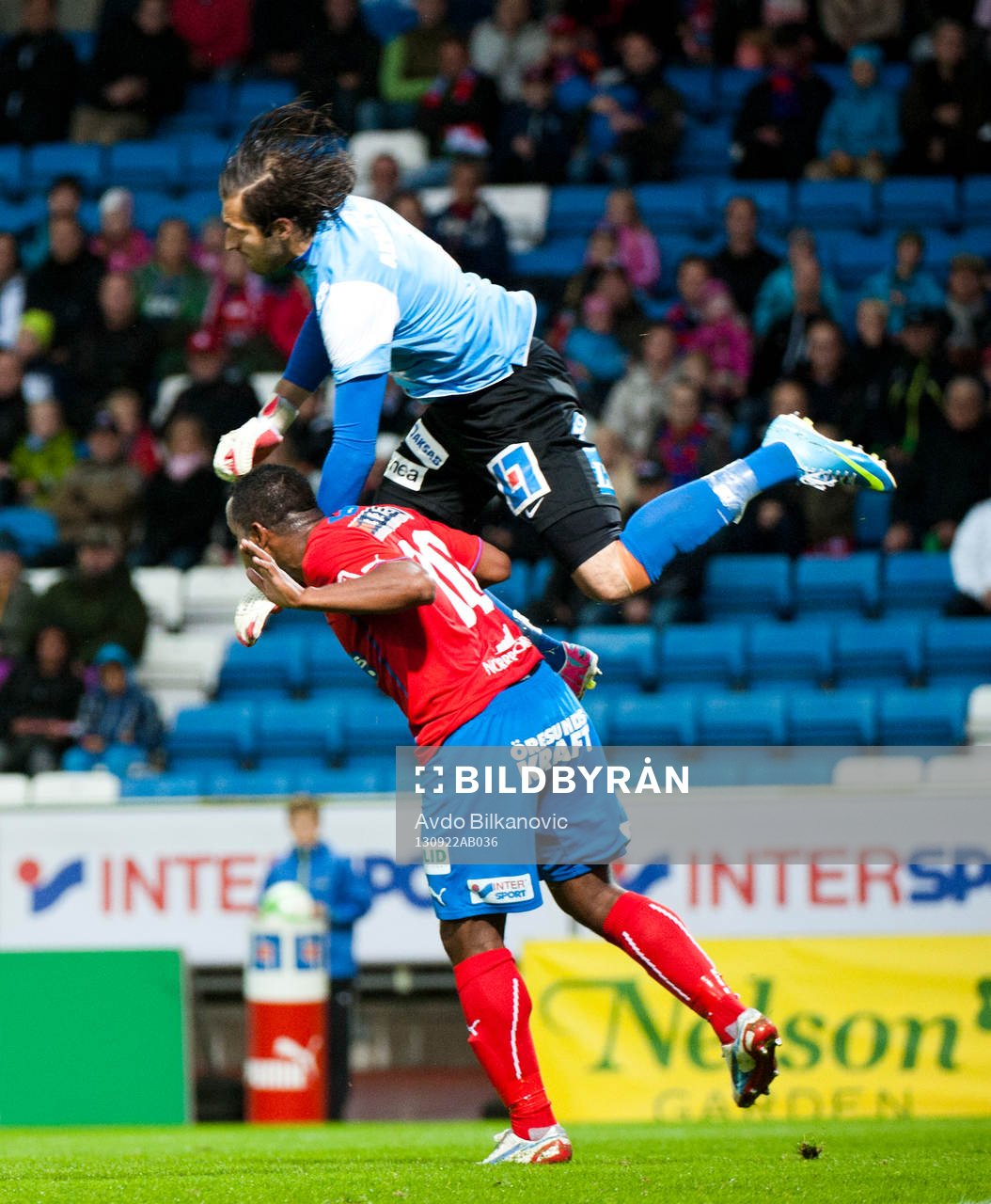 Syrianska målvakt Dejan Garaca, hoppar på ryggen på