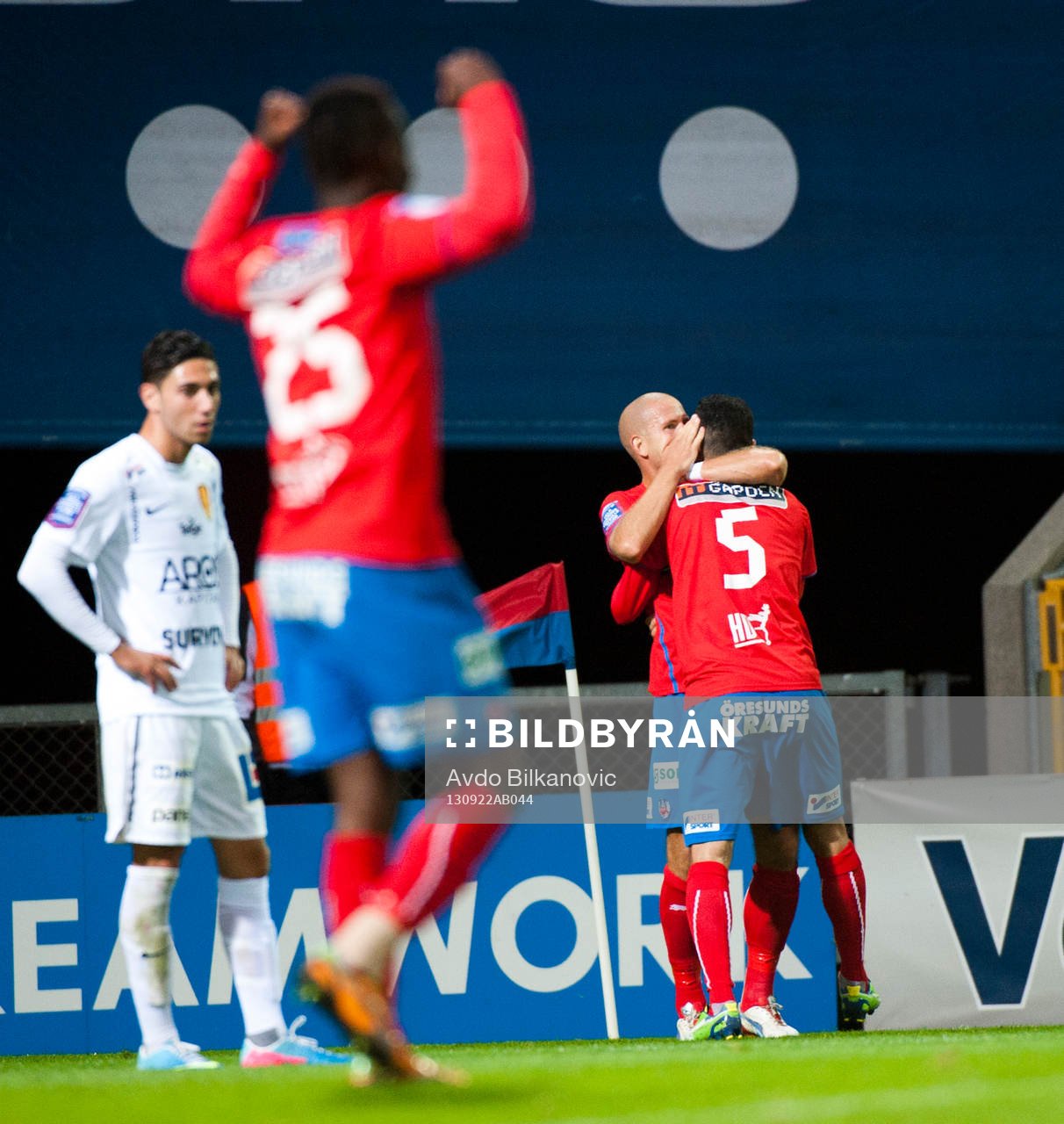 Helsingborgs Imad Khalili jublar med Mattias LIndström