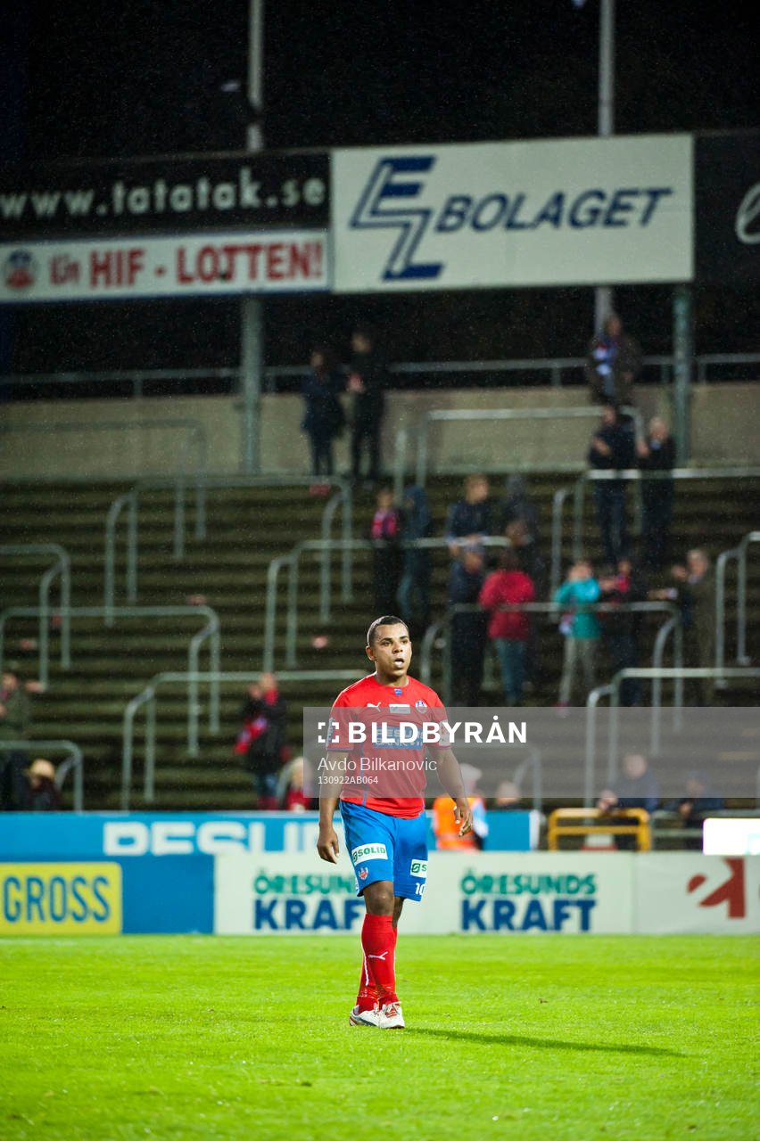 Helsingborgs Àlvaro Santos lämnar planenefter allsvenska