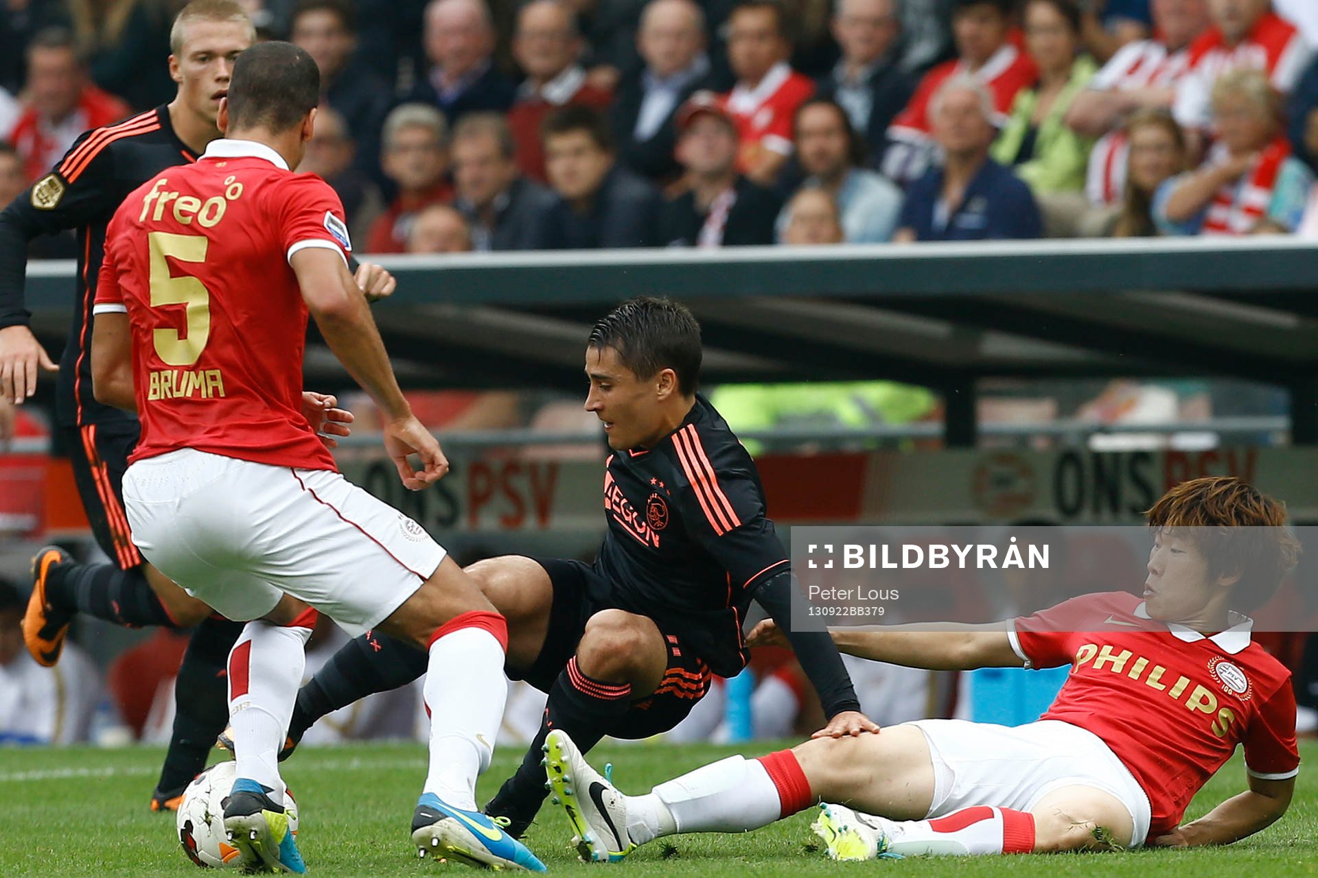 EINDHOVEN - PSV - AFC Ajax , Voetbal , eredivisie, seizoen 2013-2014 , 22-09-2013 , Philips stadion , Ajax speler Bojan Krkic (m) met PSV Eindhoven speler Park Ji Sung (r) en PSV Eindhoven speler Jeffrey Bruma (l).