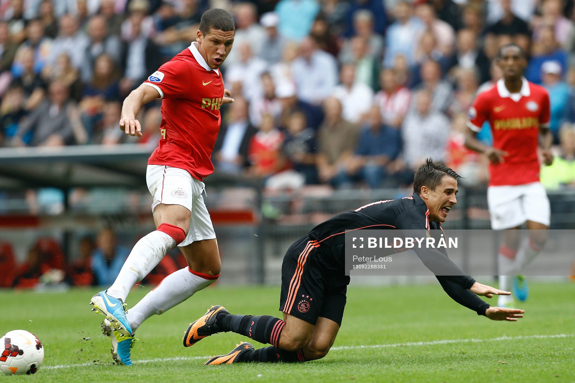 EINDHOVEN - PSV - AFC Ajax , Voetbal , eredivisie, seizoen 2013-2014 , 22-09-2013 , Philips stadion , PSV Eindhoven speler Jeffrey Bruma (l) grijpt in voordat Ajax speler Bojan Krkic (r) gevaarlijk kan worden.