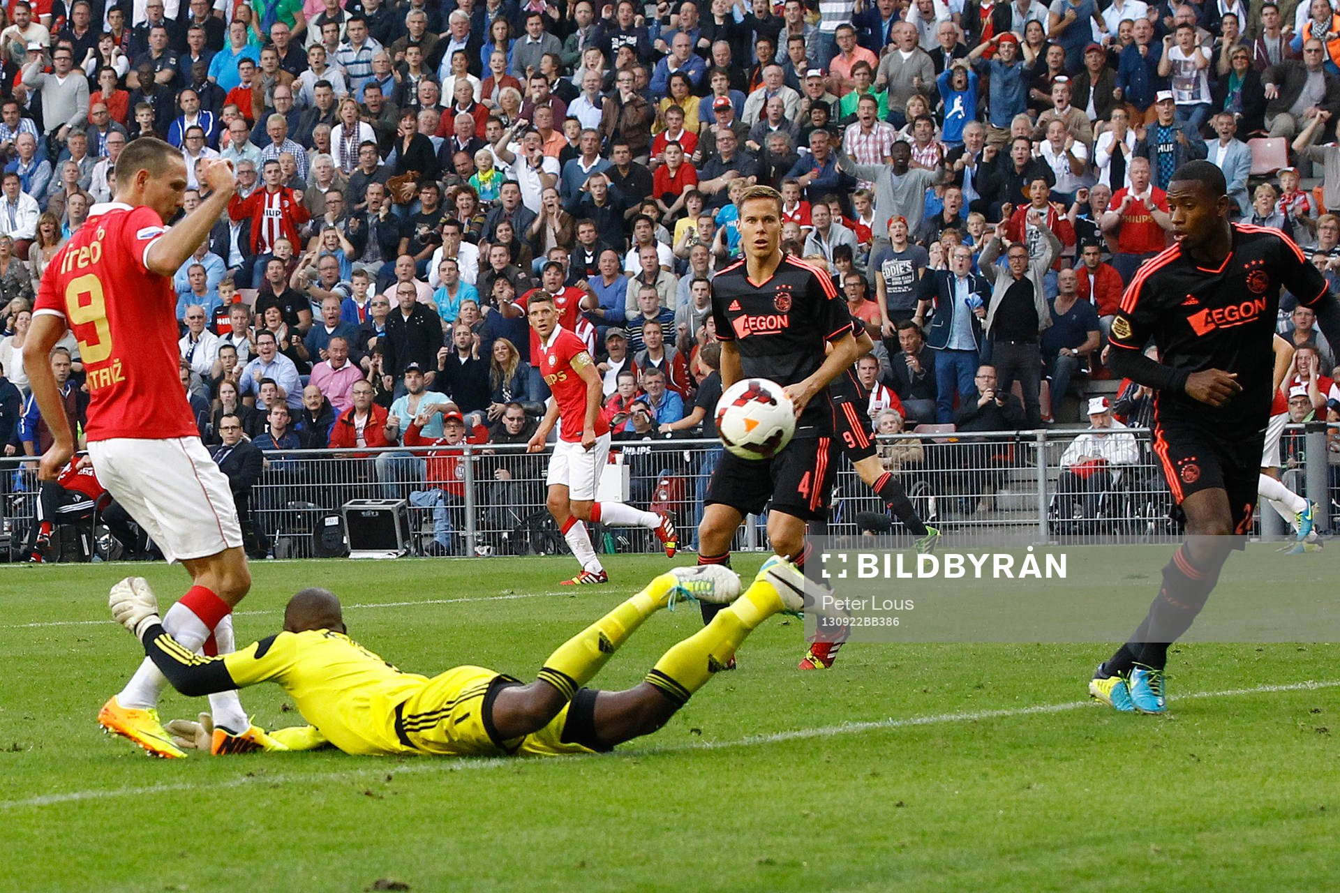 EINDHOVEN - PSV - AFC Ajax , Voetbal , eredivisie, seizoen 2013-2014 , 22-09-2013 , Philips stadion , PSV Eindhoven speler Tim Matavz (l) maakt de 1-0 en Ajax keeper Kenneth Vermeer (m) is verslagen.
