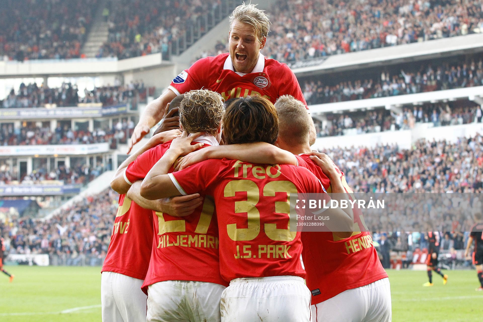 EINDHOVEN - PSV - AFC Ajax , Voetbal , eredivisie, seizoen 2013-2014 , 22-09-2013 , Philips stadion , \psv is op 1-0 gekomen door PSV Eindhoven speler Tim Matavz en viert feest.