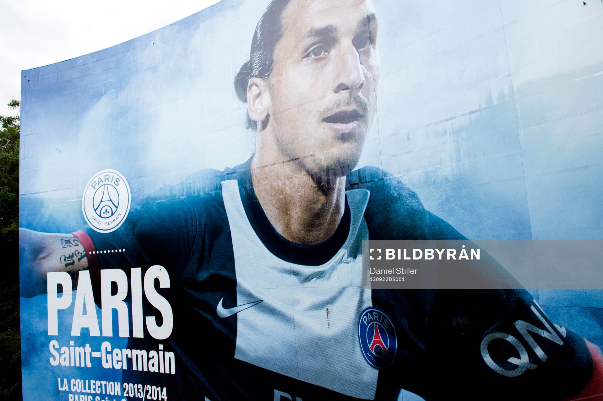 Zlatan Ibrahimovic målad på en vägg strax utanför PSGs