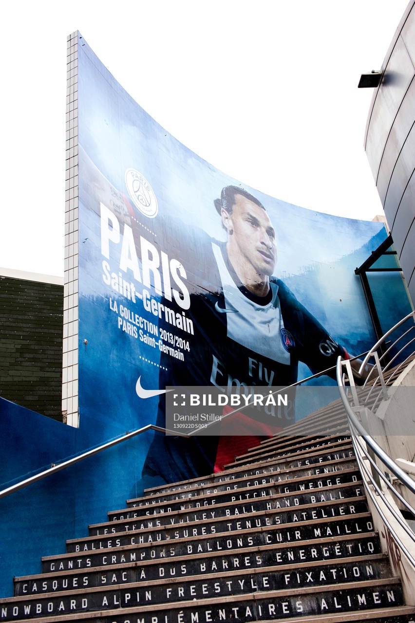 Zlatan Ibrahimovic målad på en vägg strax utanför PSGs
