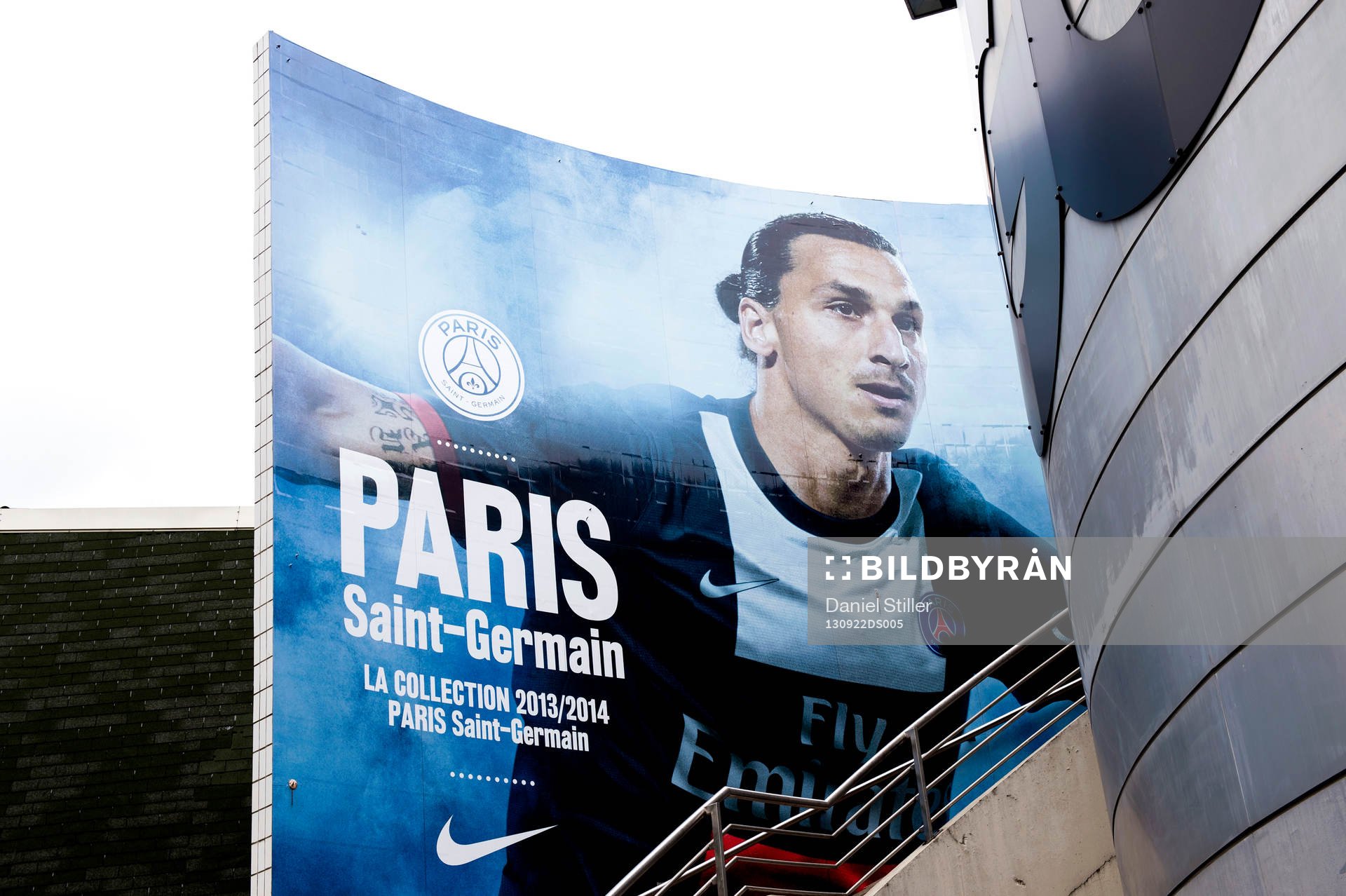 Zlatan Ibrahimovic målad på en vägg strax utanför PSGs