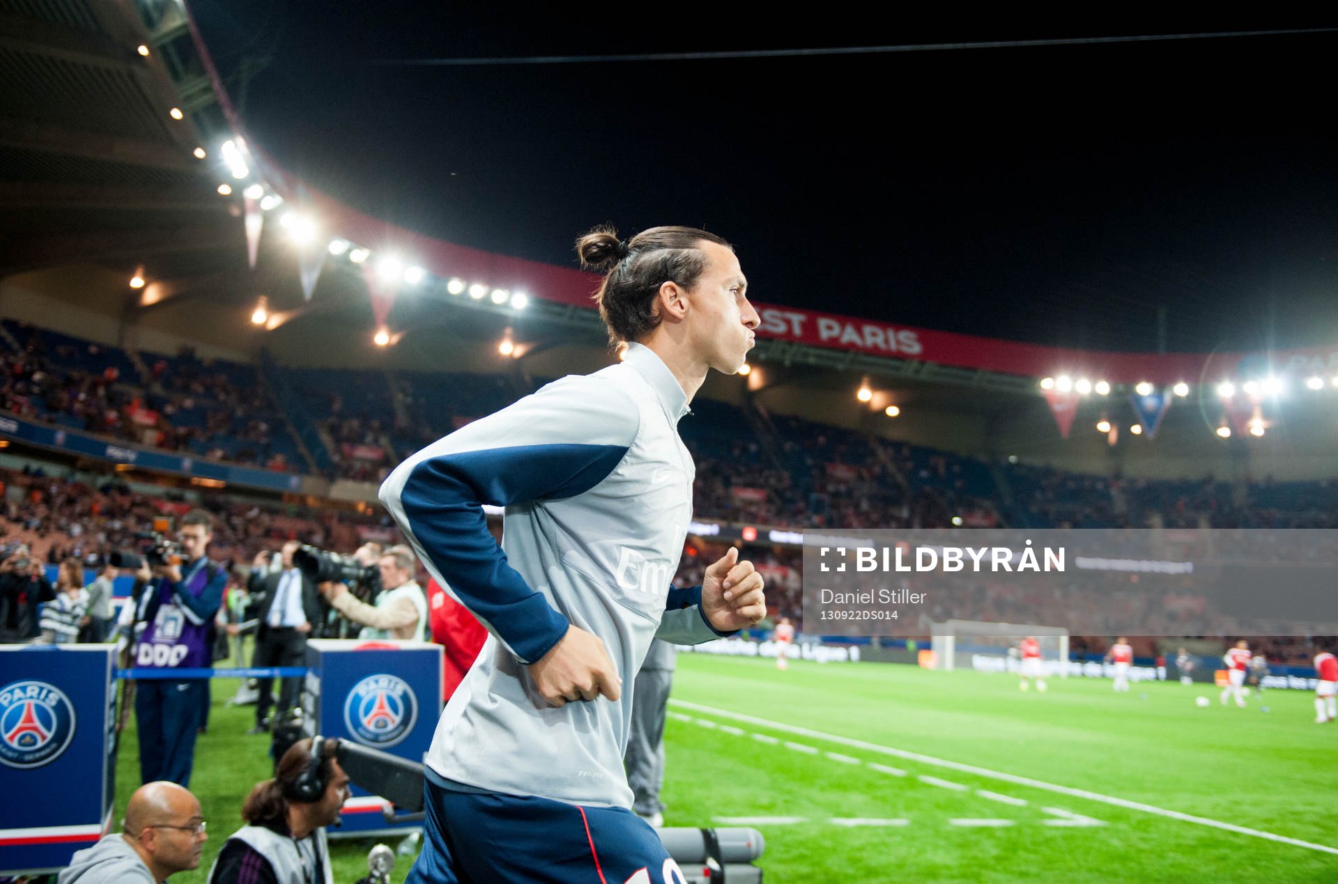 Zlatan Ibrahimovic springer in på plan för att värma upp