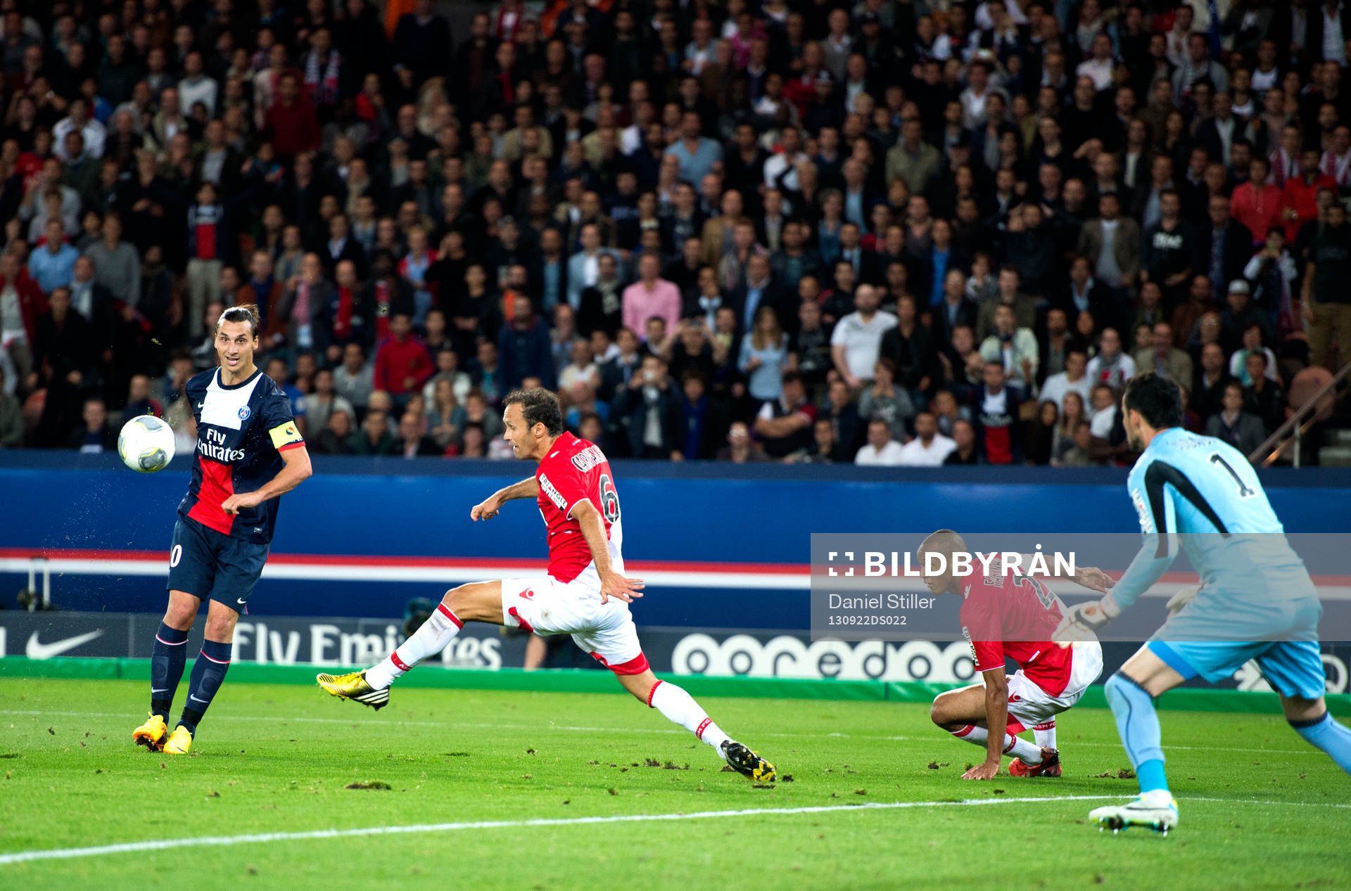 Zlatan Ibrahimovic försöker sig på en lobb som går