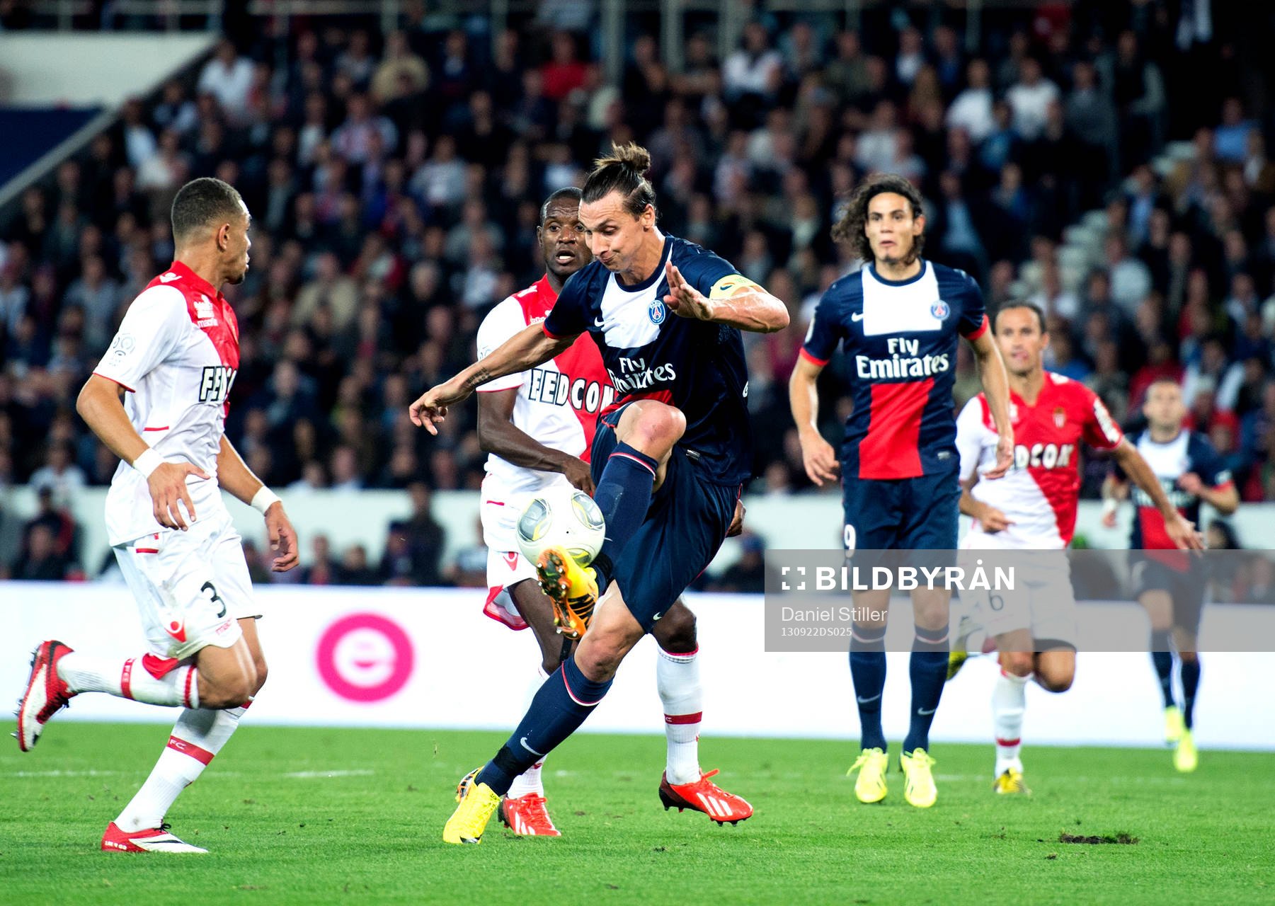 Zlatan Ibrahimovic tar ner bollen under fotbollsmatchen i Ligue 1 mellan Paris Saint Germain och Monaco 22 september 2013 i Paris .