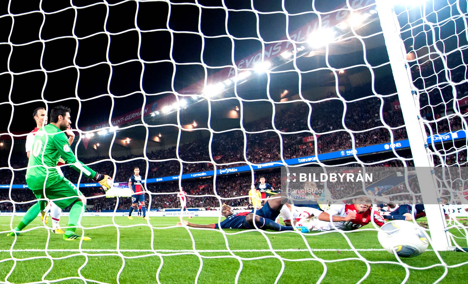 Monacos Falcao gör 1-1 bakom  PSGs målvakt Sirigu