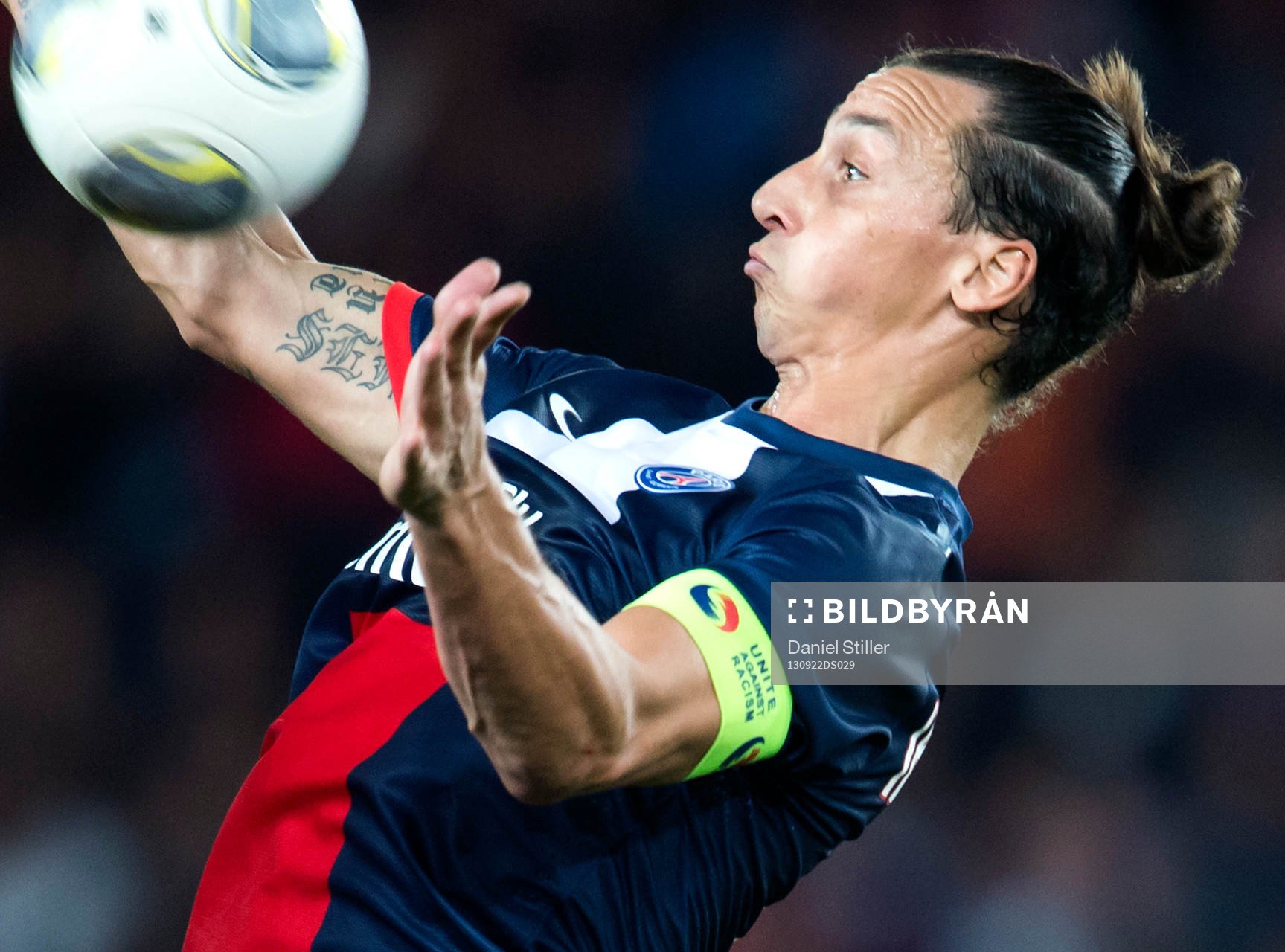 Zlatan Ibrahimovic tar ner en boll
