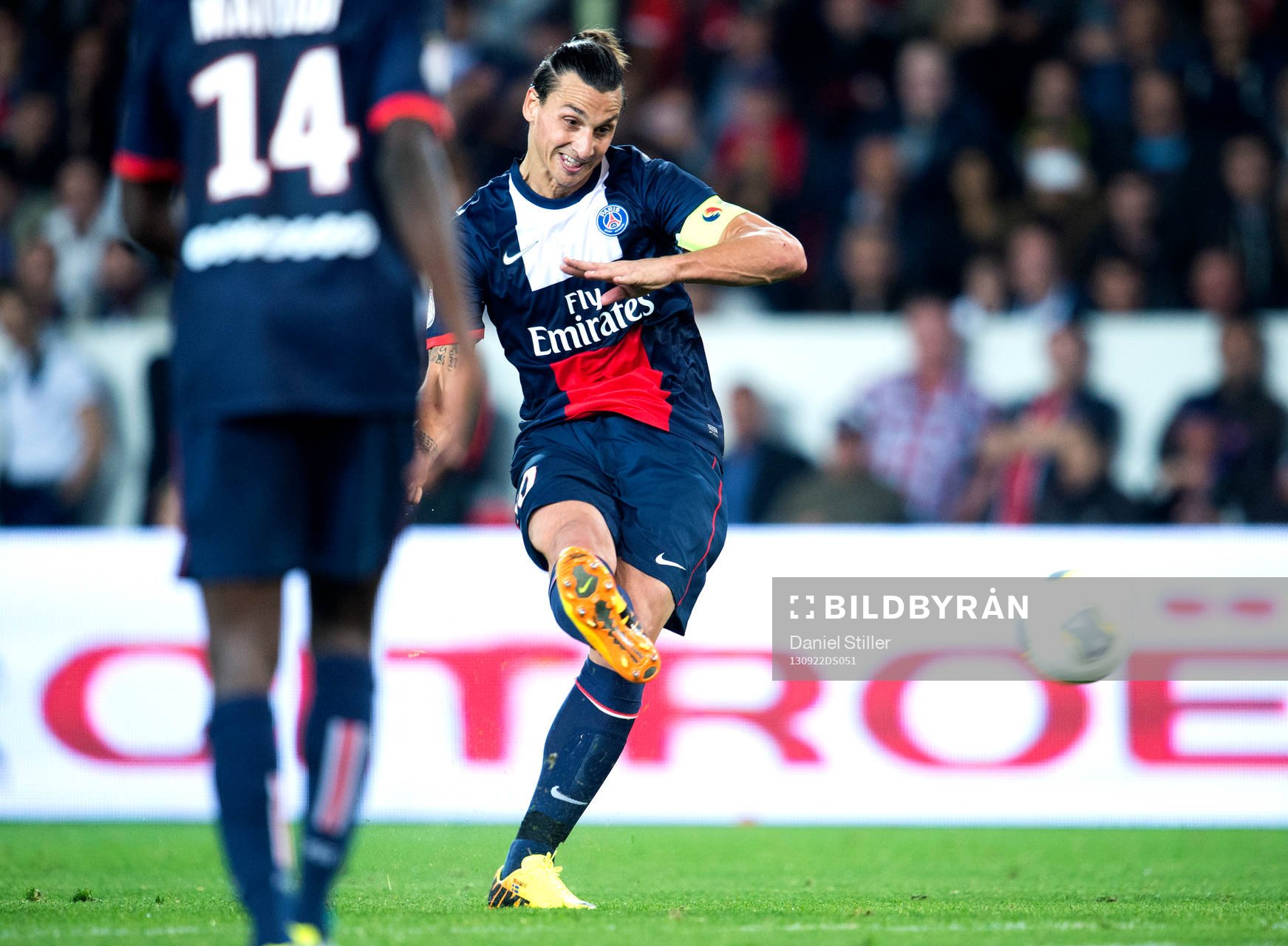 PSGs Zlatan Ibrahimovic slår en frispark