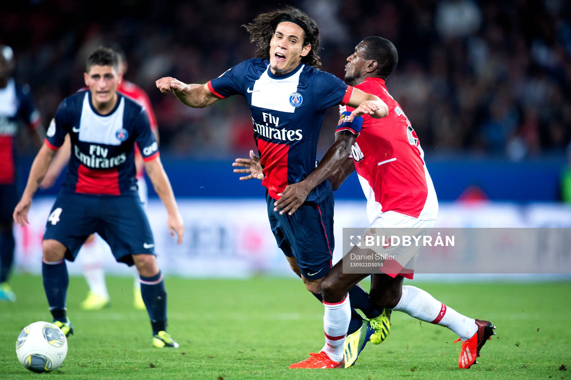 PSGs Edinson Cavani fälls av Monacos Eric Abidal