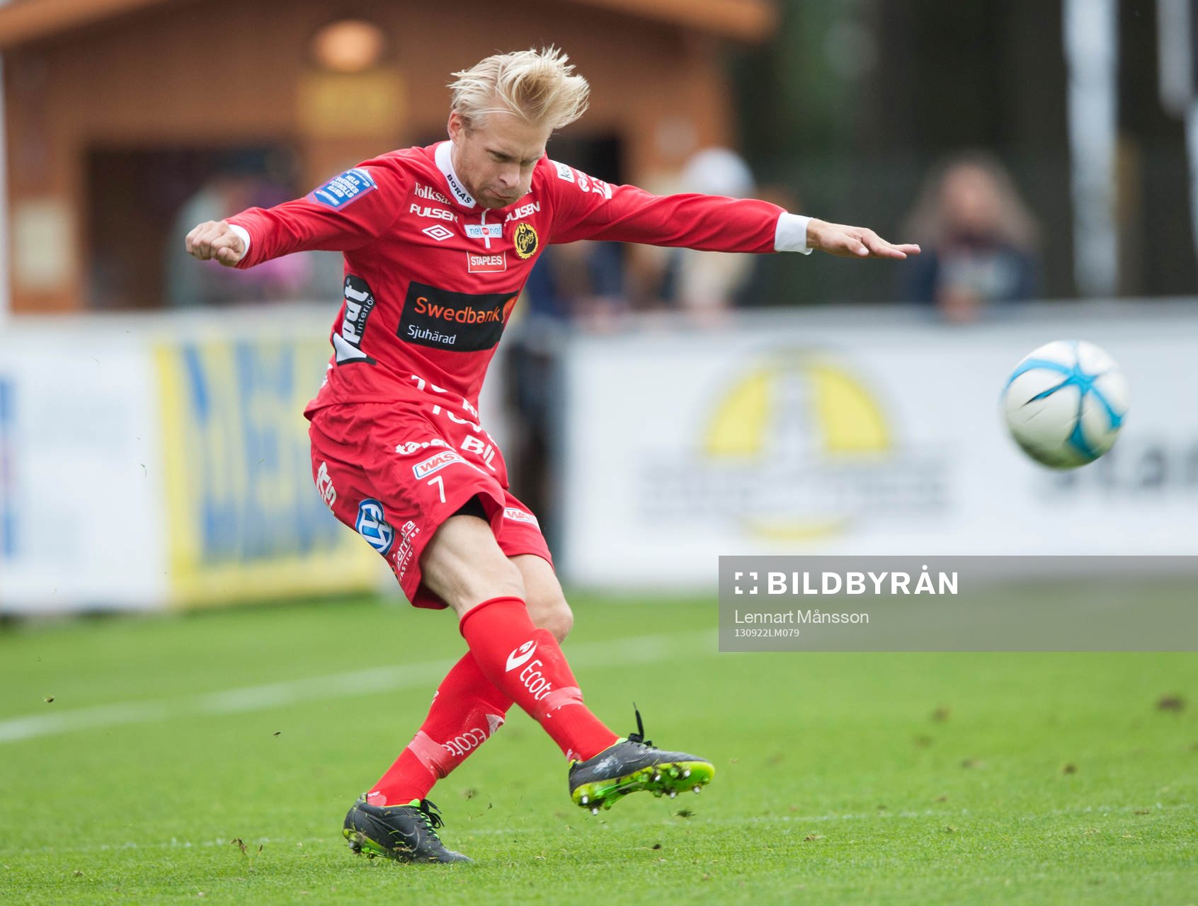 Fotboll, allsvenskan, Mjällby - Elfsborg: Johan Larsson skjuter, vristträff, sträckt vrist.