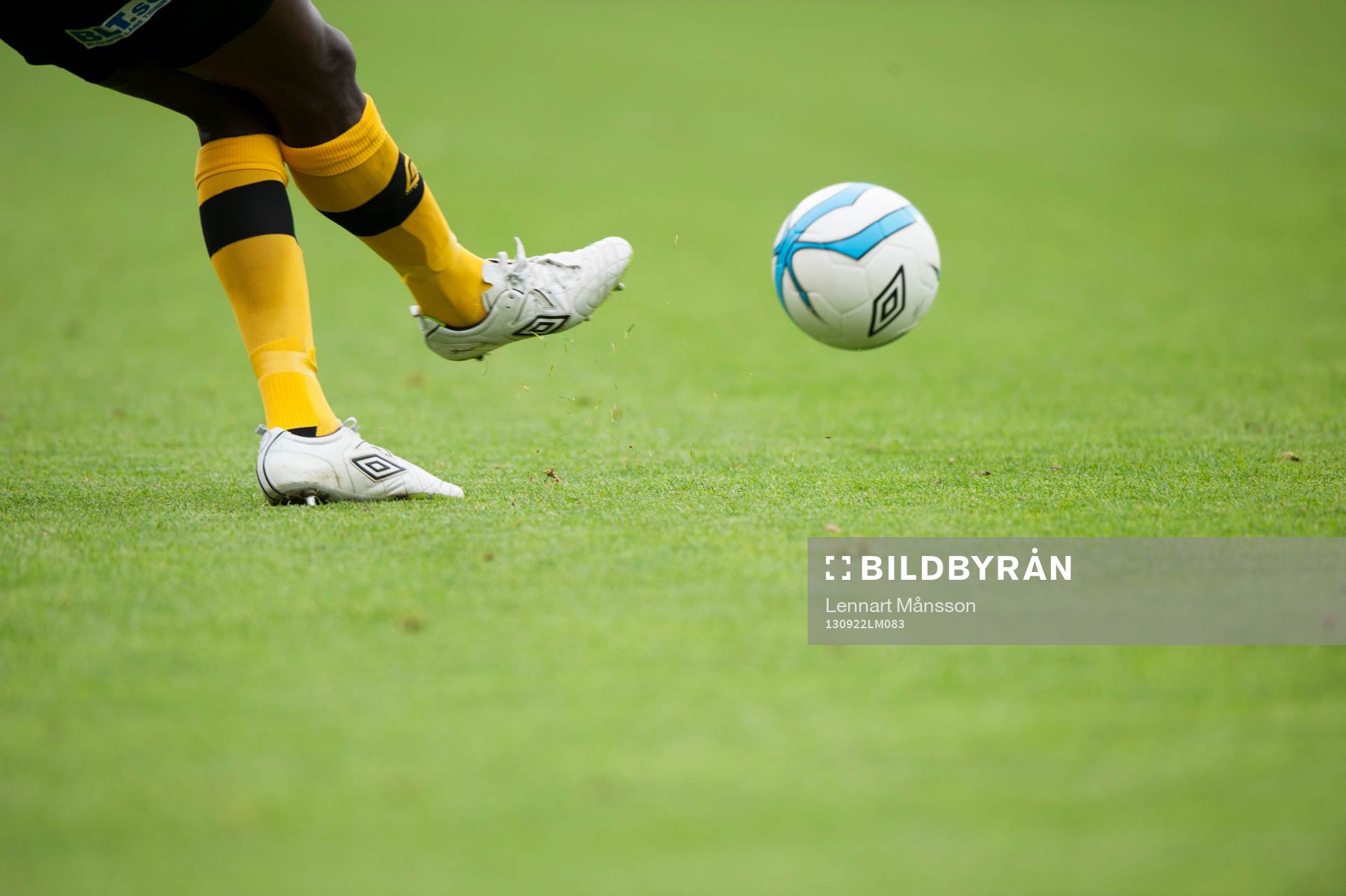 Fotboll, allsvenskan, Mjällby - Elfsborg: Boll, fot, fötter, gräs, fotbollsskor, Umbro